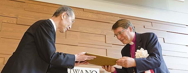 Pfr. Nichiko Niwano (li.), Ehrenpräsident der Niwano-Friedensstiftung, überreicht Bischof em. Dr. Gunnar Stålsett (re.) in Tokio (Japan) den 30. Niwano-Friedenspreis. © Niwano Peace Foundation