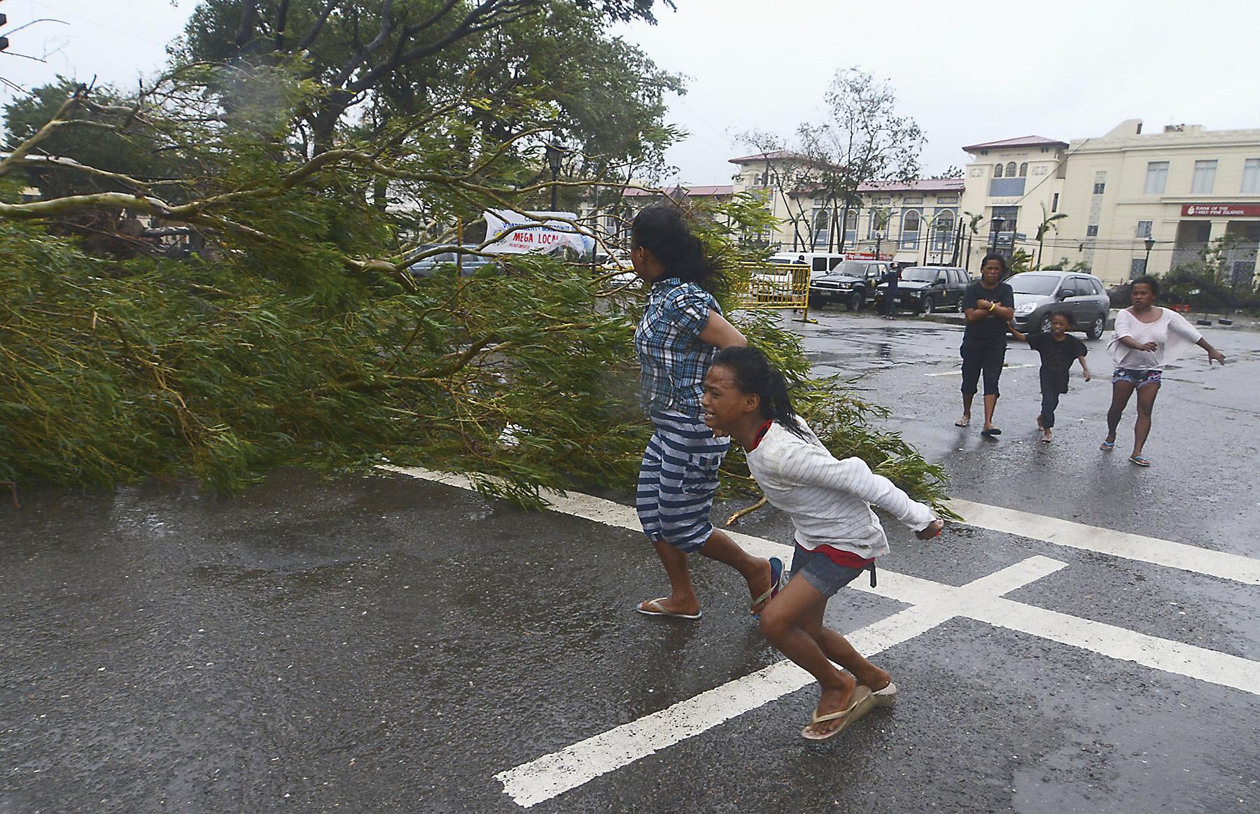 Angesichts der Zerstörungen, die der jüngste Taifun auf den Philippinen angerichtet hat, haben die Kirchen erste Hilfsmassnahmen eingeleitet. Foto: REUTERS/Zander Casas; mit freundlicher Genehmigung der Thomson Reuters Foundation