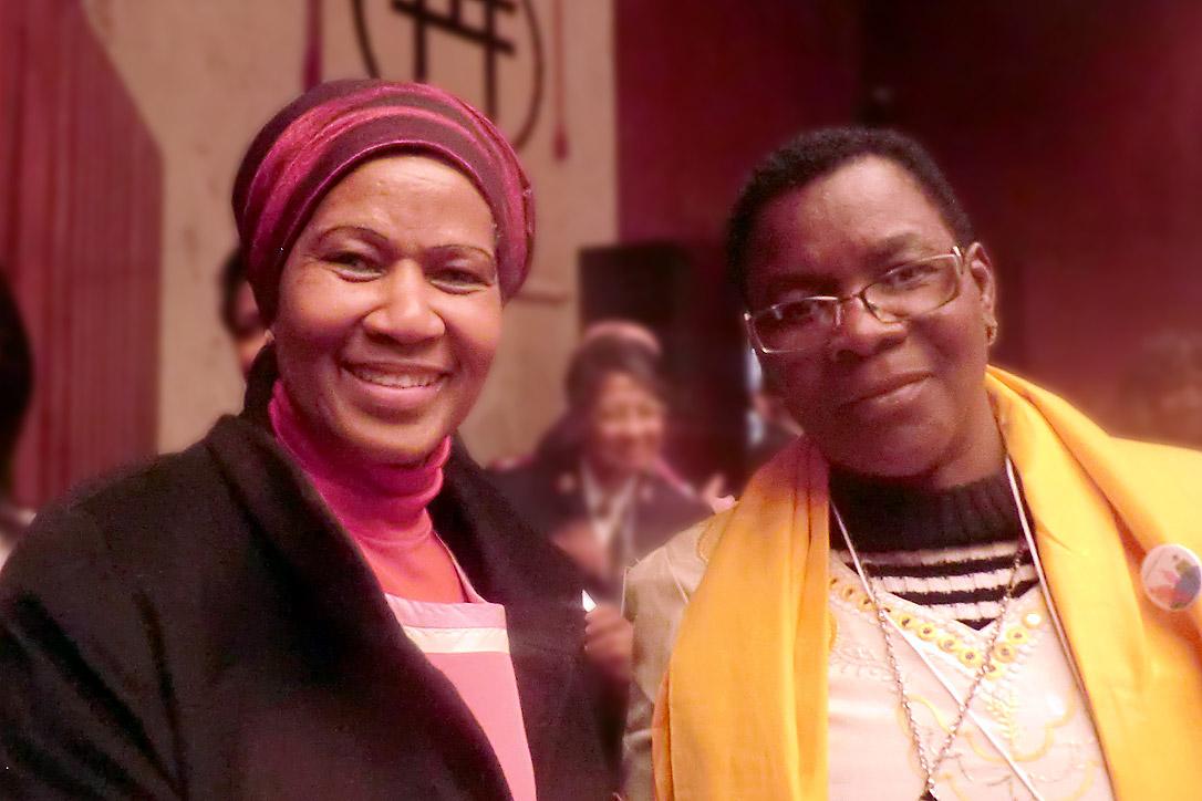 Phumzile Mlambo-Ngcuka, Exekutivdirektorin von UN-Frauen, (li.) und Pfarrerin Elitha Moyo, Koordinatorin des Gendergerechtigkeitsprojekts der ELKS, (re.). Foto: Christine Mangale