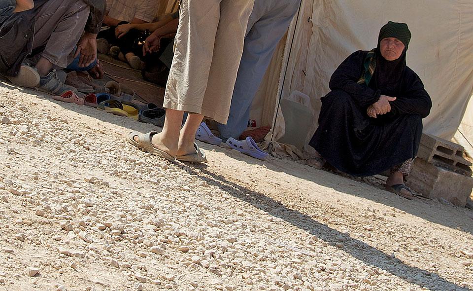 Der LWB unterstützt die Flüchtlinge im Lager Za’atri bei der Vorbereitung auf die kalte Jahreszeit. Zelte werden winterfest gemacht und es werden warme Schuhe und Kleidung für Kinder bereitgestellt. © LWB/Thomas Ekelund