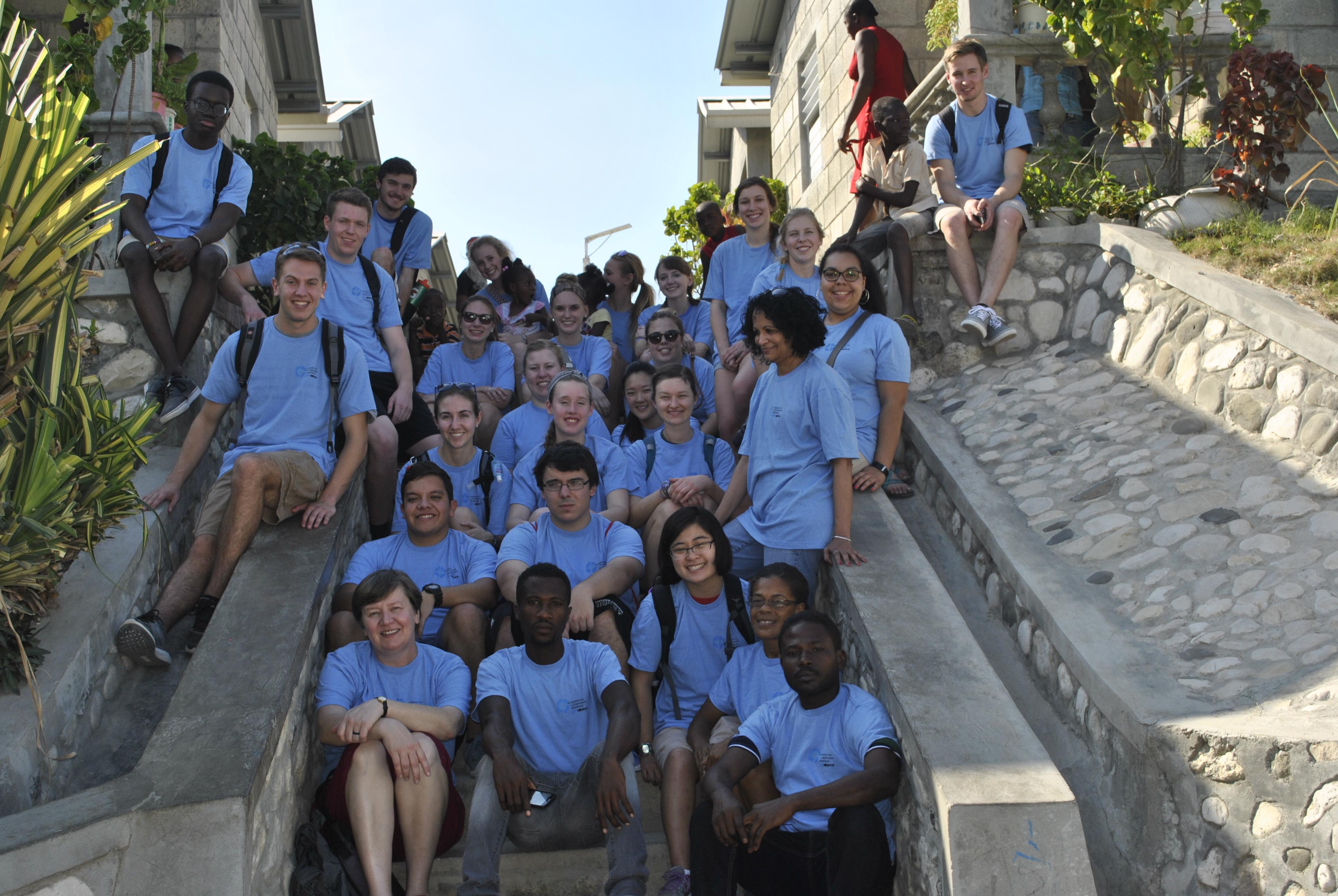 Studierende des US-amerikanischen Luther College lernen im LWB-Modelldorf im haitianischen Gressier Land und Leute kennen. Foto: LWB/Helene Branco