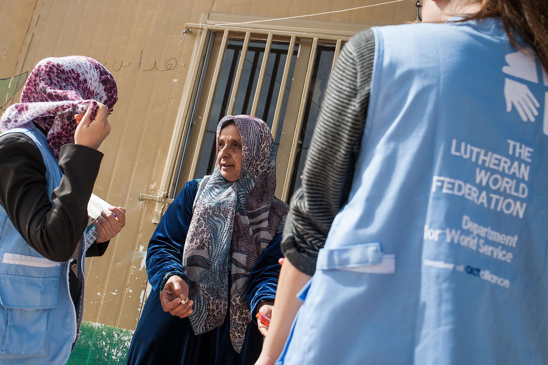 Humanitäre Hilfe für eine Frau im Nahen Osten. Der LWB ist Mitglied der ACT Alliance, eine der größten ökumenischen humanitären Organisationen. Zurzeit findet die dritte Generalversammlung des Bündnisses statt. Foto: Christian Jepsen
