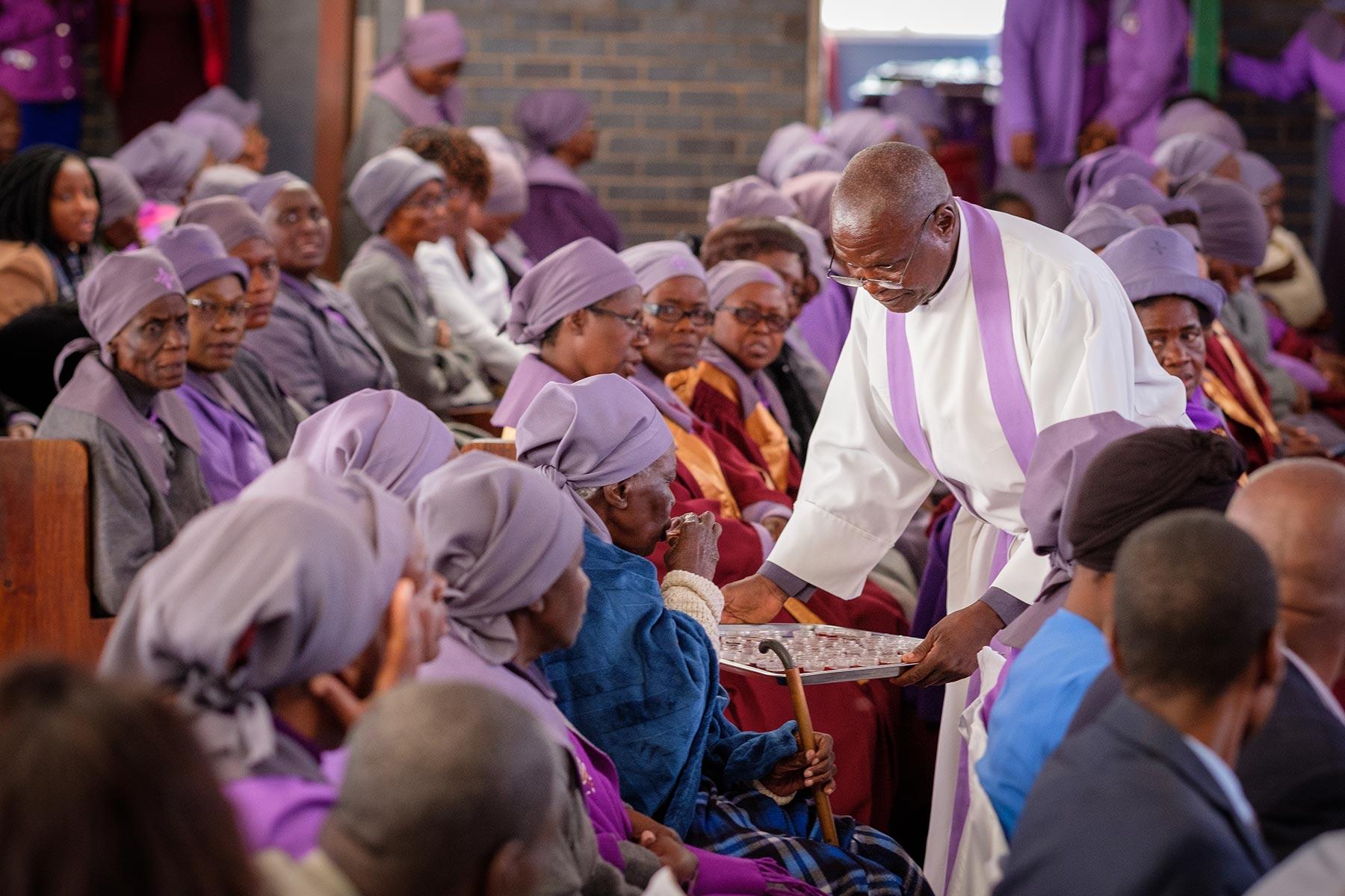 Before theÂ COVID-19 pandemic, the LWF General Secretary paid a solidarity visit to Zimbabwe.Â In this photo, a pastor distributesÂ Holy Communion during worship at theÂ NjubeÂ CenterÂ parish of the Evangelical Lutheran Church in Zimbabwe.Â Photo: LWF/A. Danielsson