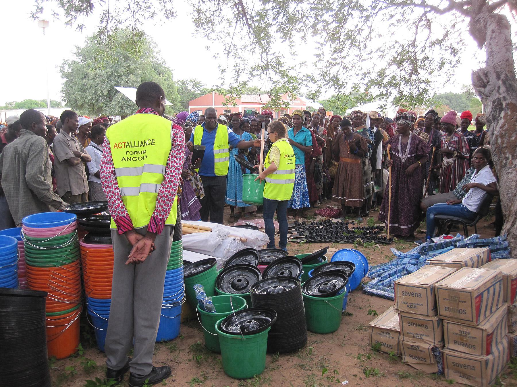 Hygiene kit distribution in Oxavikwa, Angola