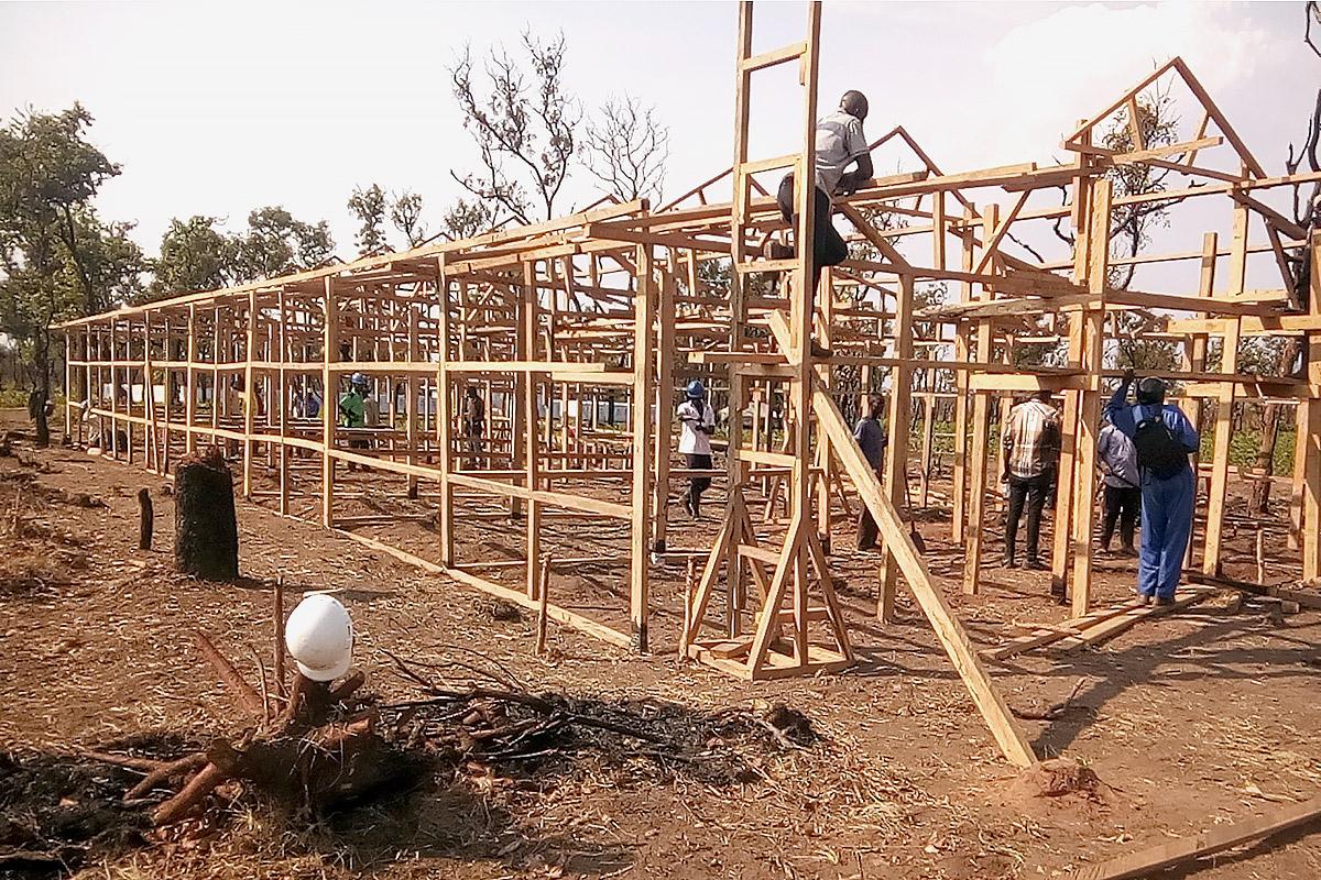 Baustelle des neuen Gesundheitszentrums für etwa 14.000 Flüchtlinge aus der Demokratischen Republik Kongo und für die umliegenden Gastgebergemeinschaften. Foto: LWB Angola