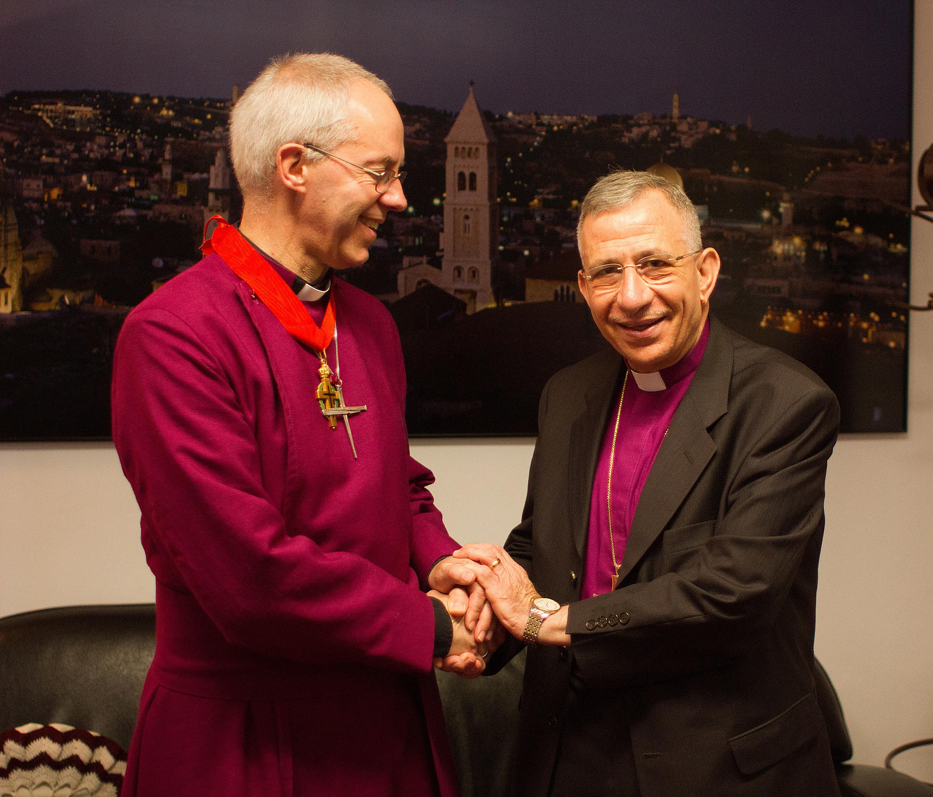 LWB-Präsident Younan (rechts) begrüsst den Erzbischof von Canterbury Welby in Jerusalem. © ELKJHL