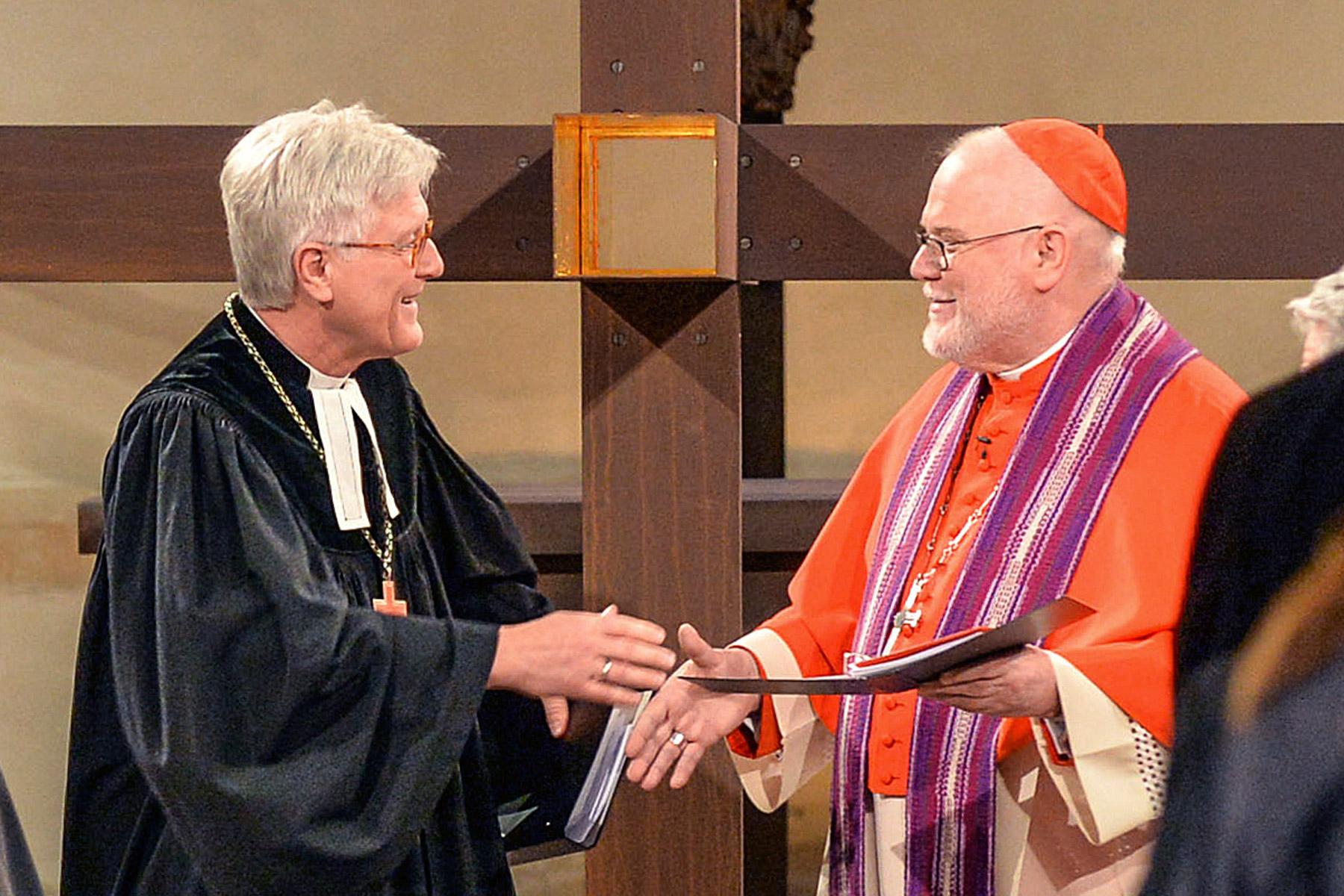 The Bavarian Bishop and EKD Council Chairperson Heinrich Bedford-Strohm (left) and the Chairperson of the Catholic German Bishops' Conference, Cardinal Reinhard Marx, exchanging a sign of peace during the service of reconciliation taking place in Hildesheim, Germany, in during the 2017 Reformation commemoration. Photo: epd/Jens Schulze