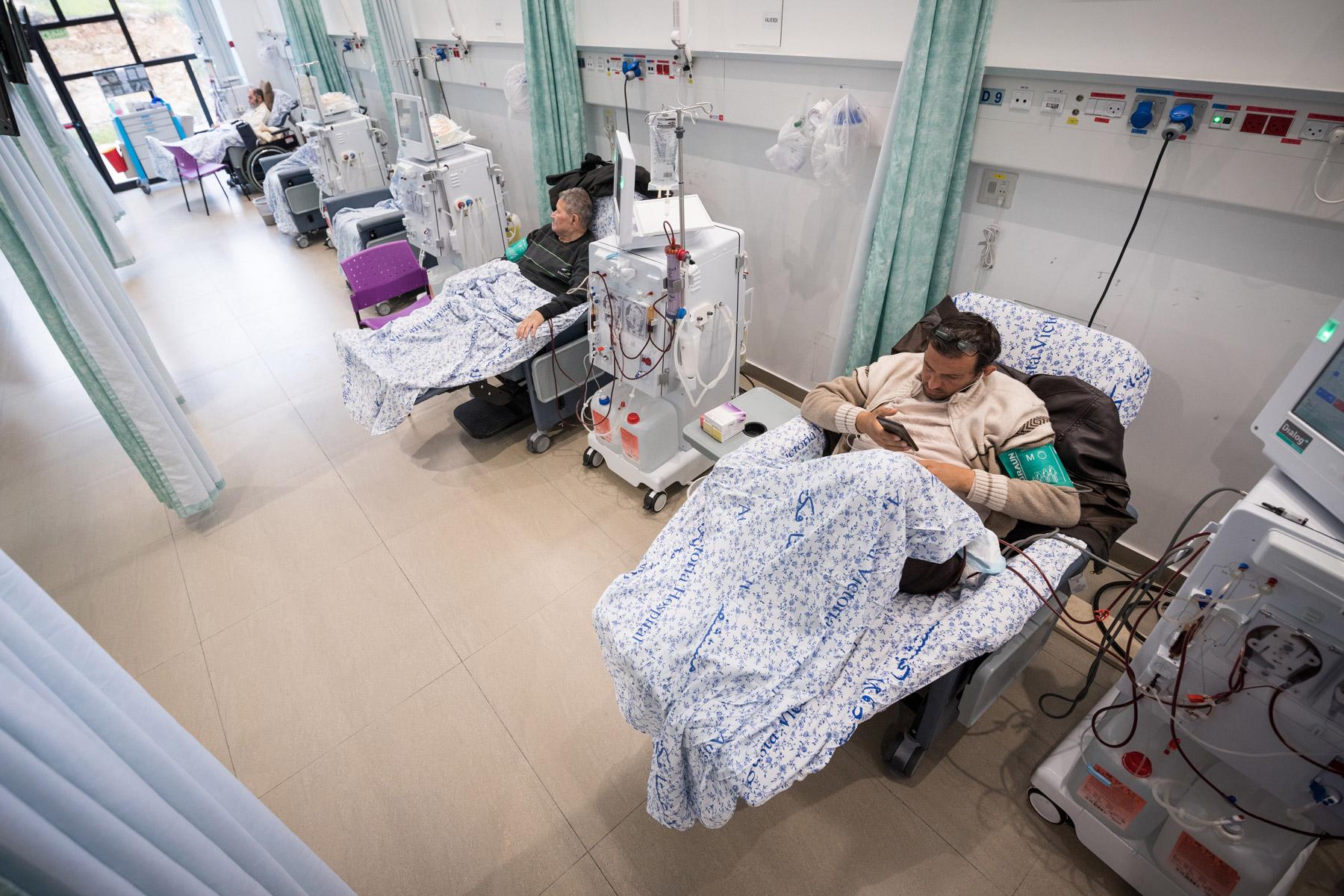 Patienten erhalten im Auguste-Viktoria-Krankenhaus eine Dialysebehandlung. Foto: LWB/Albin Hillert.