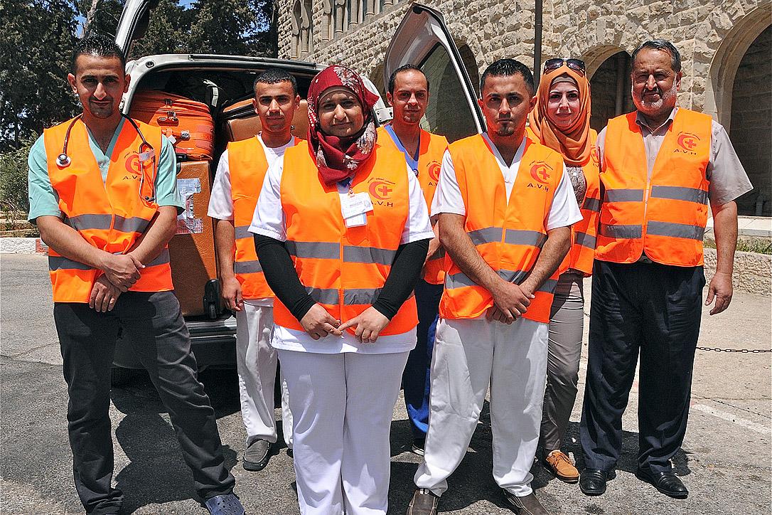 Das medizinische Team des Augusta-Victoria-Krankenhauses vor seinem Einsatz im Gazastreifen während der Luftschläge im August 2014. Der LWB-Rat hat die andauernde Gewalt in der Region verurteilt. Foto: LWB Jerusalem