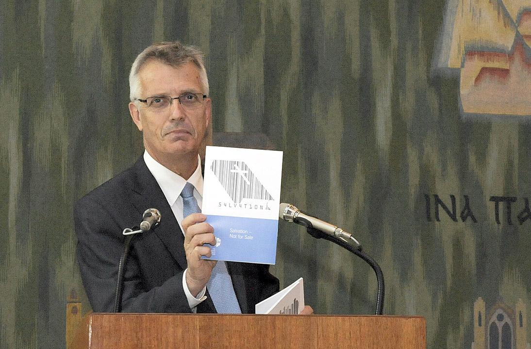 At the LWF Council 2015 meeting, General Secretary Rev. Dr Martin Junge introduces the series of booklets, Liberated by God's Grace. Photo: LWF/Helen Putsmanâ