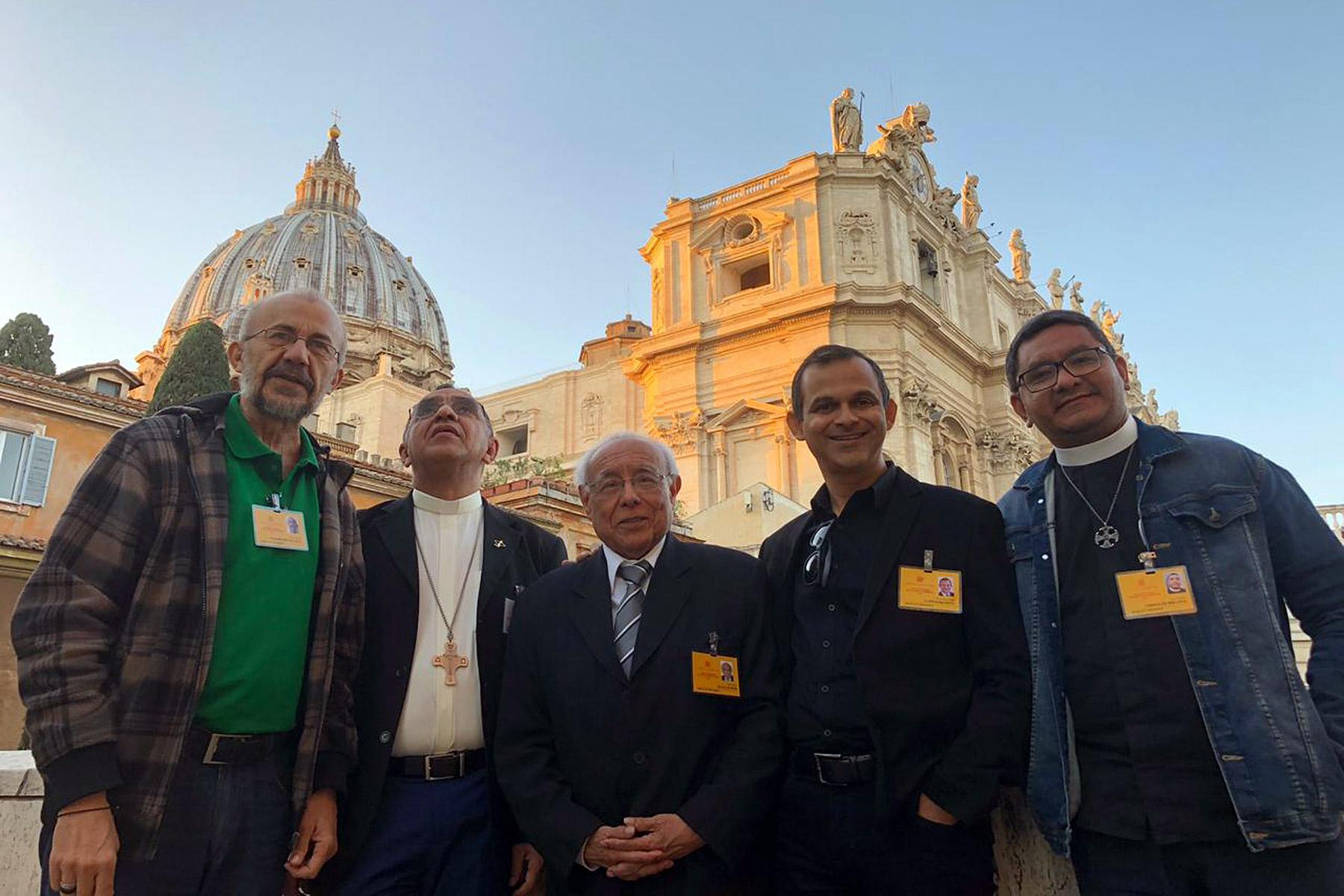 Pfr. Nicolau Nascimento de Paiva (links) mit anderen ökumenischen Delegierten auf der Synode des Vatikans vor dem Petersdom. Robert Flock