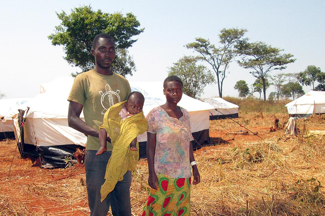 Ngendakumana Désiré – im Bild mit Frau Geneviève und Tochter Félicité – ist zum zweiten Mal in seinem Leben Flüchtling in Tansania. Foto: Gilles Ouedraogo