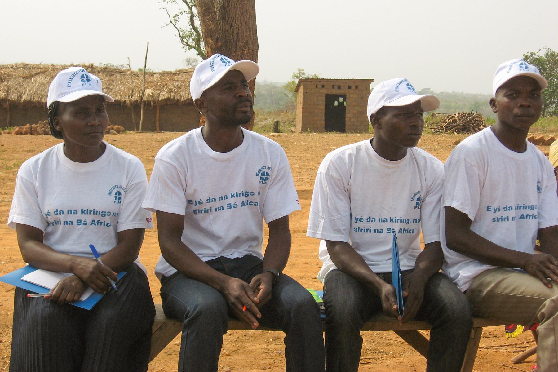 LWB-Friedensbotschafterinnen und -botschafter 2017 in der Zentralafrikanischen Republik. Die jungen Männer und Frauen wurden ausgebildet, um bei Konflikten in ihren Gemeinschaften als Mediatorinnen und Mediatoren zu fungieren. Foto: Els Hortensius, ICCO und Kerk in Actie