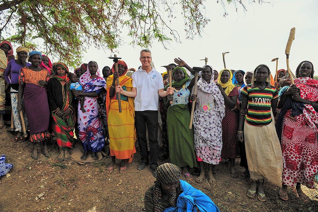 LWF General Secretary Martin Junge with farmers in a Seeds for Solutions garden in Eastern Chad. Photo: LWF/A. Danielsson