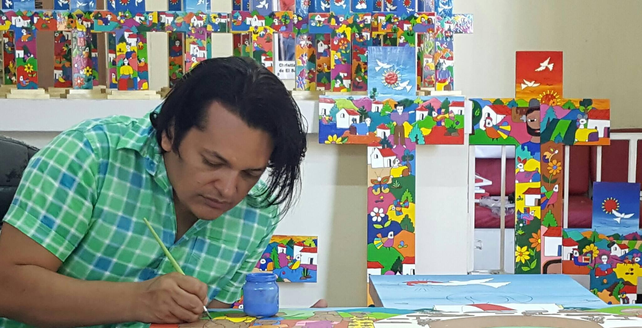 Christian Chavarria Ayala, Künstler aus El Salvador, in seinem Atelier. Foto: Juan Arrieta