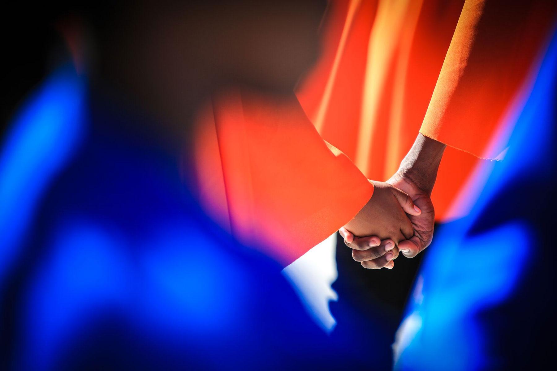 Bei der Feier des Globalen Reformationsgedenkens am 14. Mai in Windhuk, Namibia, fassten sich Konfirmandinnen und Konfirmanden aus Windhuk und Umgebung an den Händen und bildeten die Lutherrose. Foto: LWB/Johanan Celine Valeriano