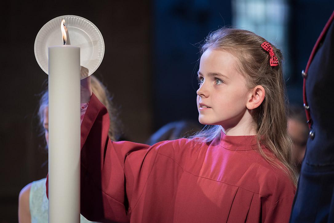 Im Dom zu Lund entzündet ein Mädchen eine Kerze, die symbolisch für einen der fünf ökumenischen Imperative steht. Foto: LWB/Albin Hillert