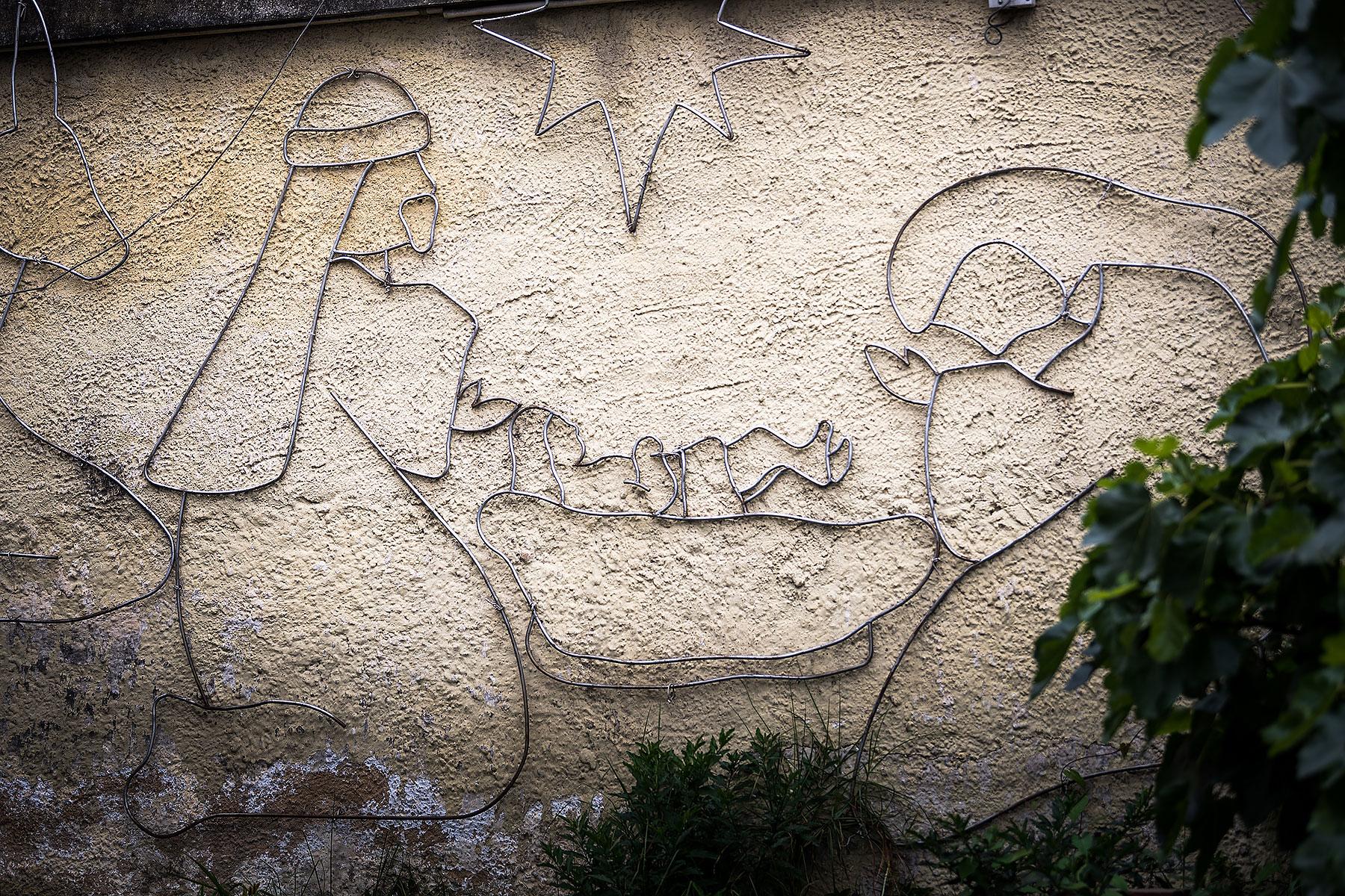 Krippenszene auf einer Kirchenmauer in Bogotá, Kolumbien. Foto: LWB/Albin Hillert