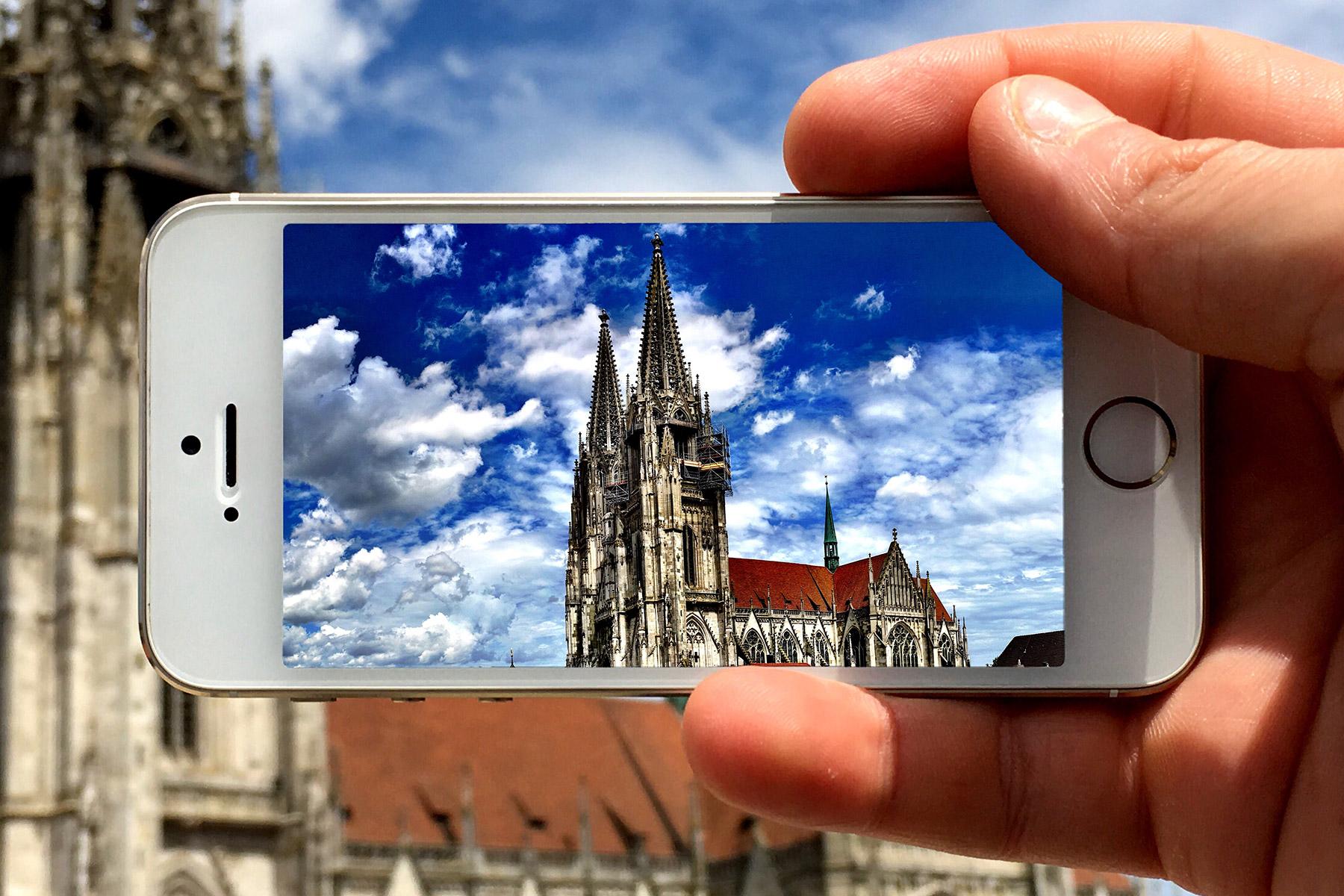 A look through a smartphone to the Regensburg Dom Cathedral, Germany. Photo: ANBerlin/ flickr