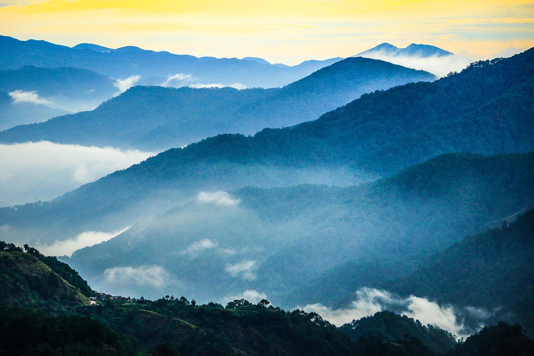 Ein Foto der Ausstellung zeigt den Sonnenaufgang in Bauko, Mountain Province, Philippinen. Foto: Johanan Celine Valeriano