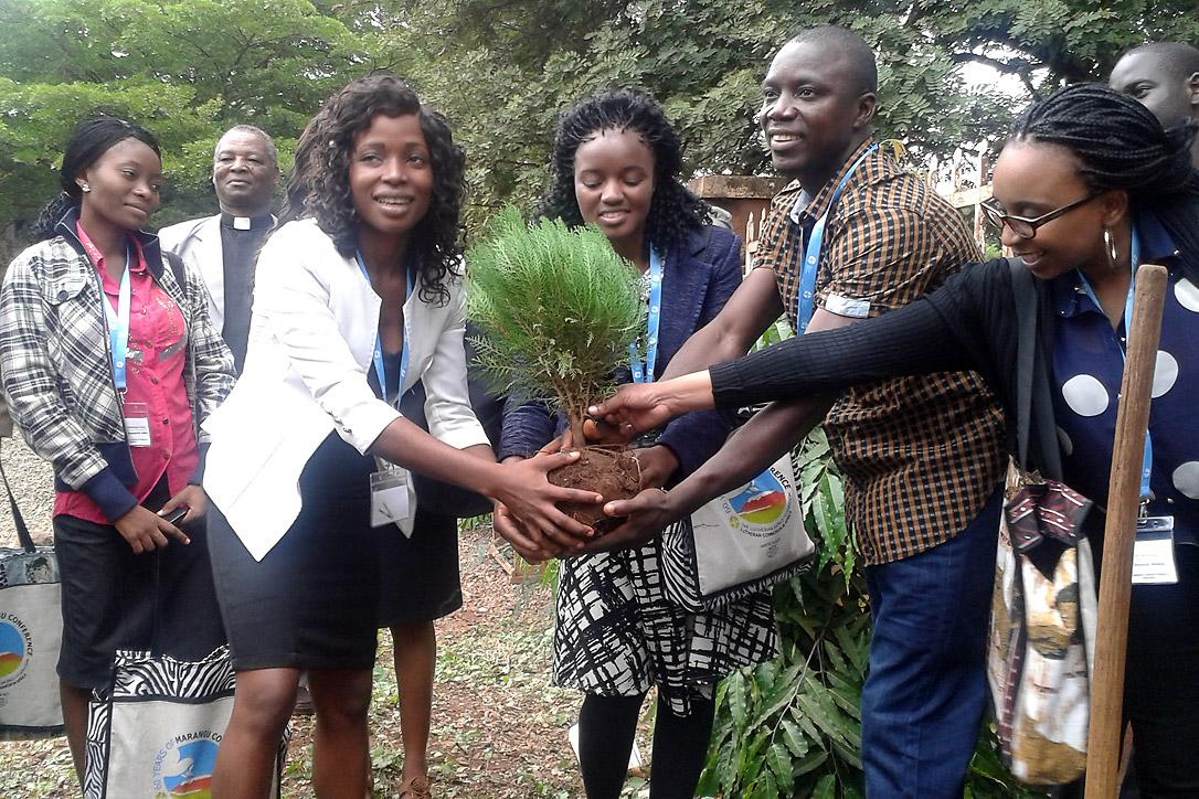 Caption : Mitglieder des Globalen Netzwerks junger Reformatorinnen und Reformatoren pflanzen einen Baum während eines Besuchs bei der lutherischen Majengo -Gemeinde in Moshi, Tanzania, im Mai 2015. Foto: LWF/A. Westerhoff