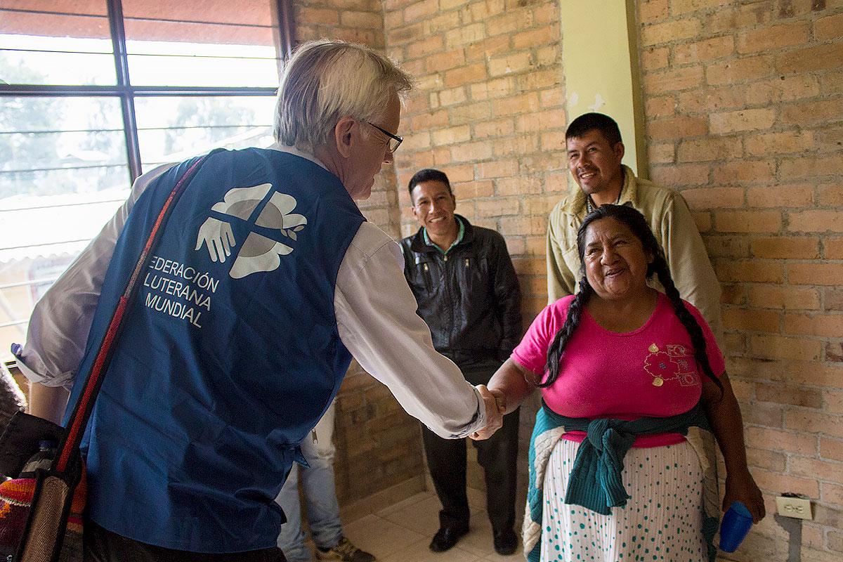 LWB-Generalsekretär Martin Junge begrüßt indigene Menschen aus Pueblo Nuevo, Kolumbien. Foto: LWB Columbien/Diego Álvarez