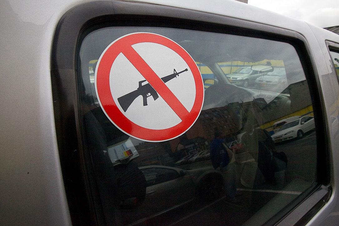 Ein Aufkleber informiert darüber, dass keine Waffen im Fahrzeug mitgeführt werden dürfen. Foto: ACT-Bündnis