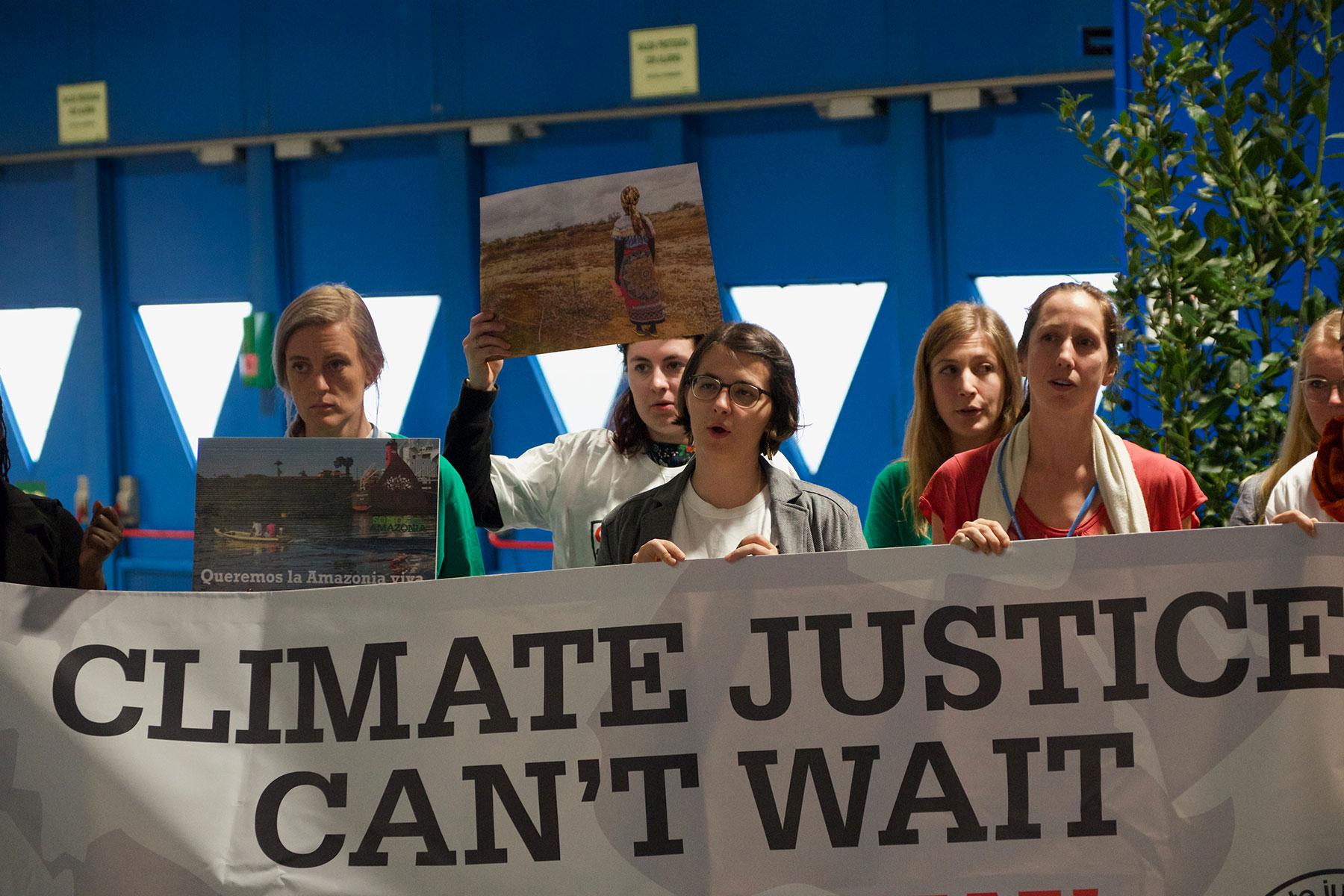 Junge Menschen drängen auf der Welt-Klimakonferenz COP25 in Madrid, Spanien, auf konsequenten Klimaschutz. Foto: LWB/Albin Hillert