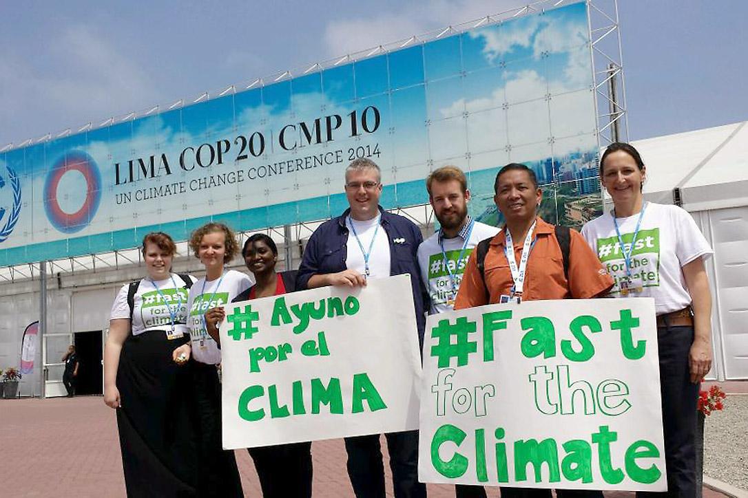 Mitglieder der LWB-Delegation und andere Klimaengagierte bei der COP-20, die 2014 in Lima (Peru) stattfand. Foto: LWB/Sean Hawkey.