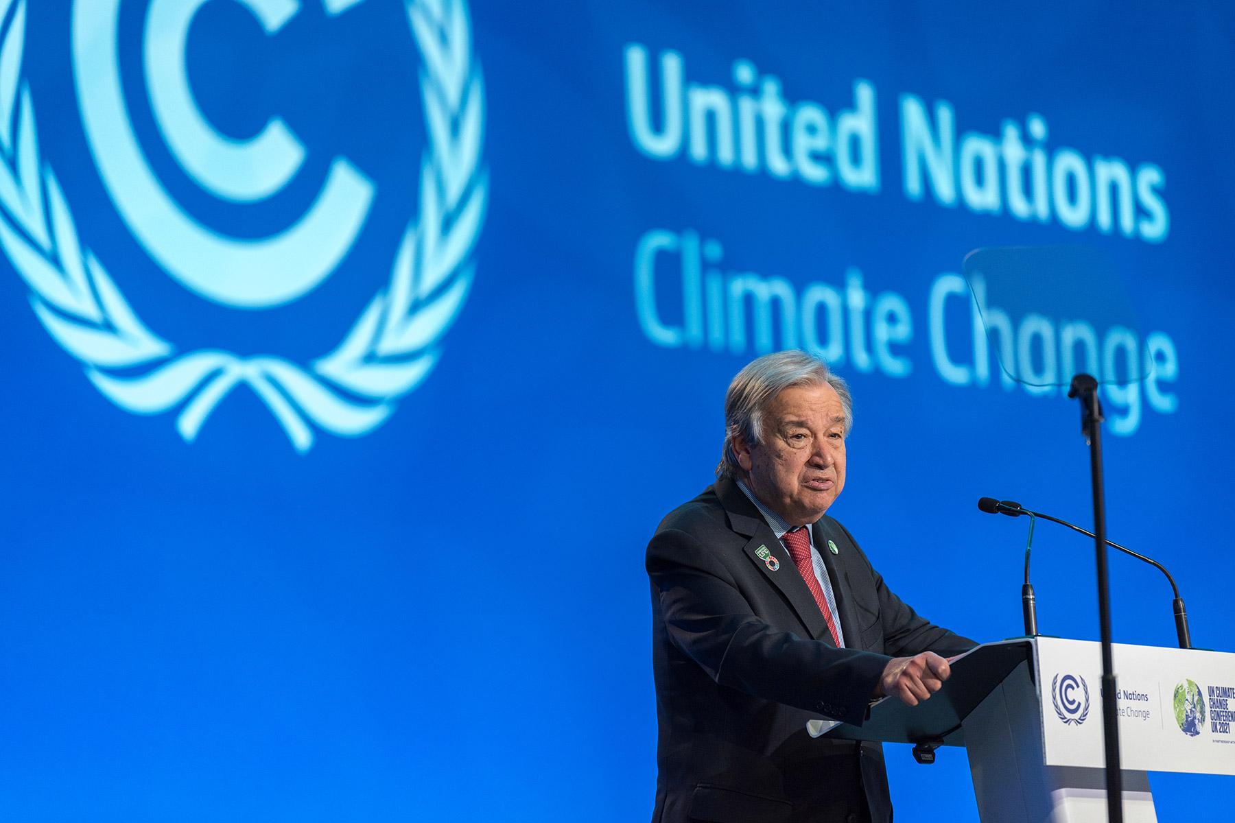Der Generalsekretär der Vereinten Nationen, António Guterres, spricht zu den Delegierten der COP26 während einer hochrangigen UN-Veranstaltung für globale Klimaschutzmaßnahmen - "Racing to a Better World". Foto: LWB/Albin Hillert