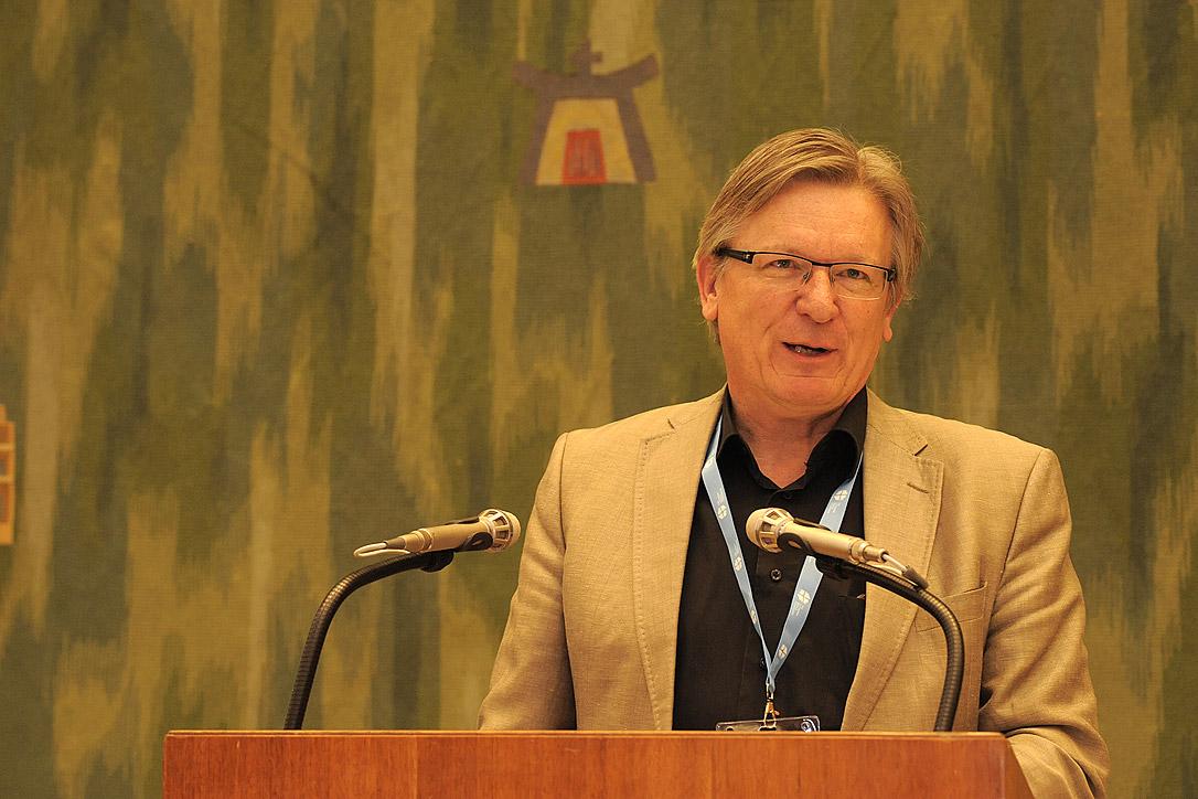 Dr. Henk Stenvers, Repräsentant der Mennonitischen Weltkonferenz in Europa, überbringt dem LWB-Rat bei seiner Tagung in Genf im Juni 2015 ein Grusswort. Foto: LWB/Helen Putsman