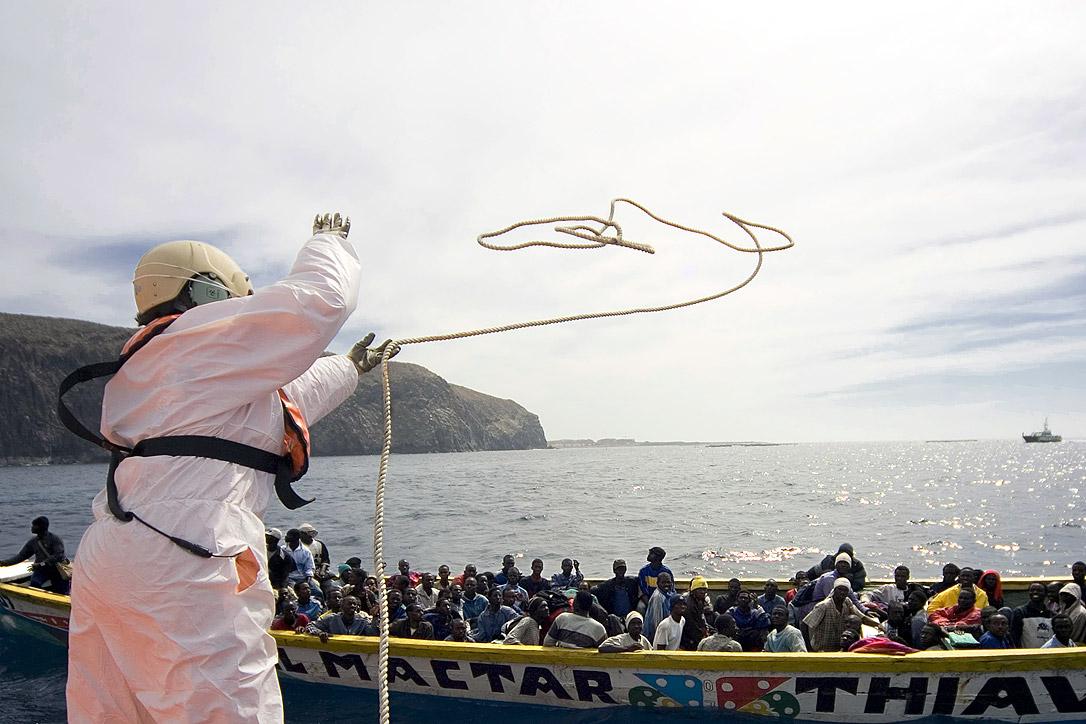 The Spanish coastguard intercepts a traditional fishing boat carrying African migrants off the island of Tenerife in the Canaries. Photo: UNHCR/A. Rodriguez / 24 October 2007