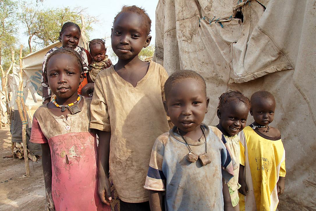 Kinder aus Kordofan im Flüchtlingslager Gendrassa (Südsudan). Aufgrund des anhaltenden Konflikts im jüngsten Mitgliedsstaat der Vereinten Nationen ist das Arbeitsumfeld hier besonders problematisch. Foto: LWB/C. Kästner