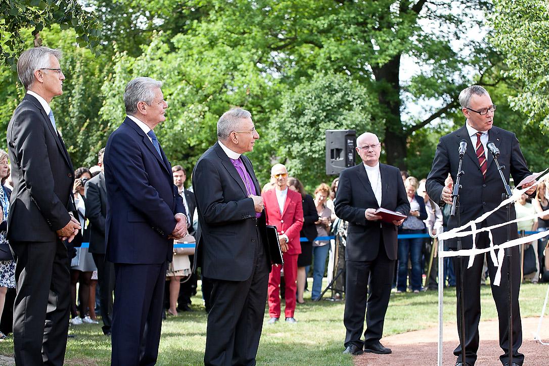 Luther Garden architect Andreas Kipar, right, explains the elements of the art installation, Heavenly Cross, moments before it is unveiled. Looking on are LWF General Secretary Martin Junge, left, German President Joachim Gauck, LWF President Bishop Dr Munib A. Younan and General Secretary of the German National Committee of the LWF, Norbert Denecke, during the unveiling of the Heavenly Cross in the Luther Garden in Wittenberg, Germany. Photo: LWF/Marko Schoeneberg