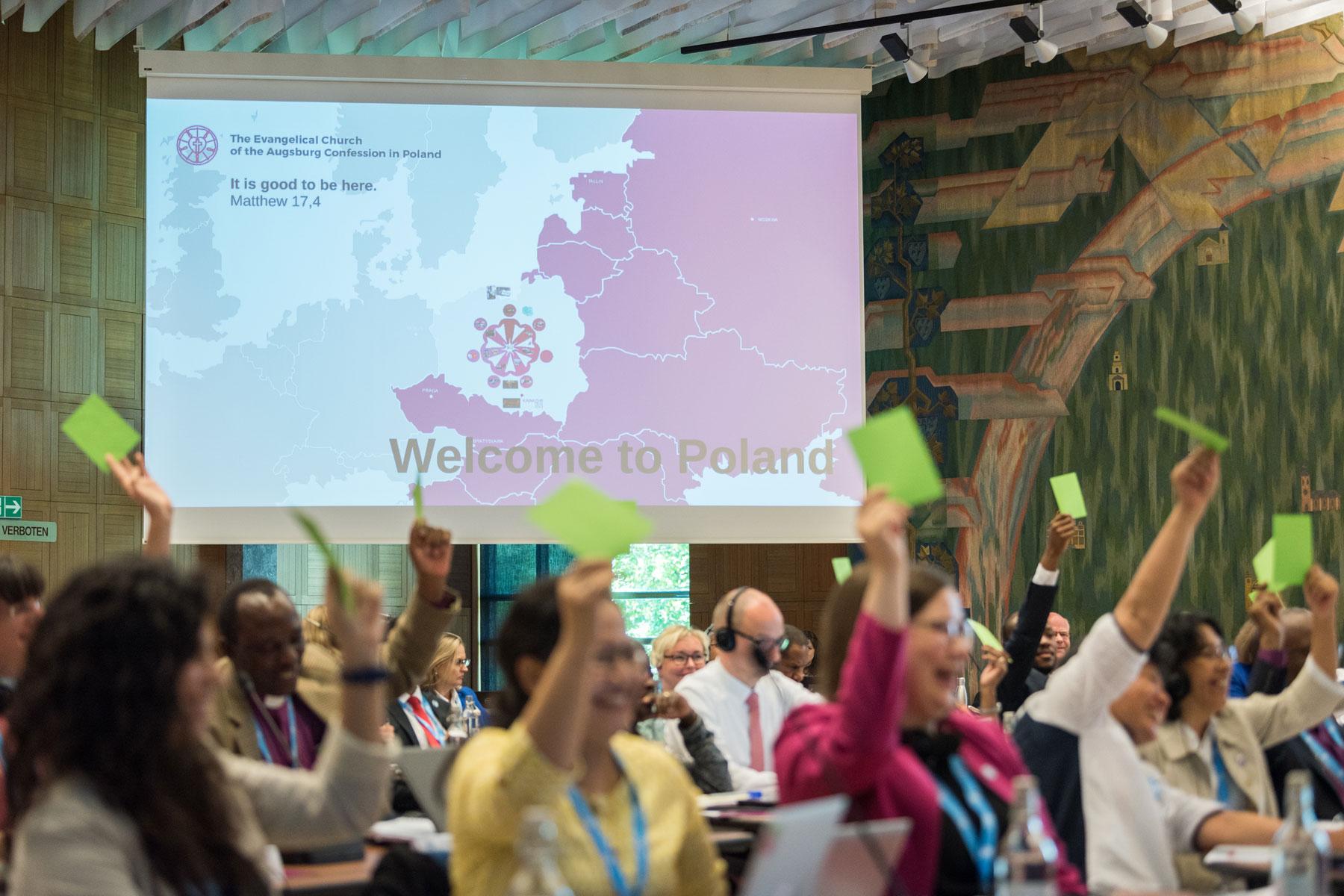 Einstimmig und mit großem Beifall beschließen die Ratsmitglieder, die Dreizehnte LWB-Vollversammlung in Krakau, Polen abzuhalten. Foto: LWF/Albin Hillert