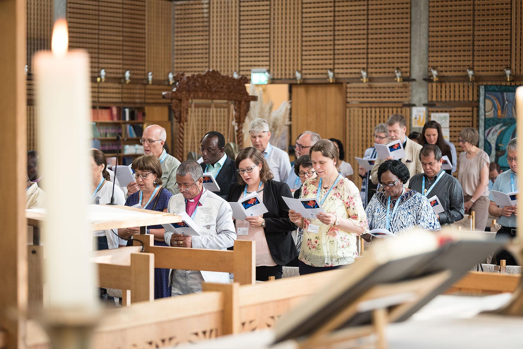 Ratsmitglieder des LWB während eines Gottesdienstes 2018 in der Kapelle des Ökumenischen Zentrums in Genf. Foto: LWB/Albin Hillert