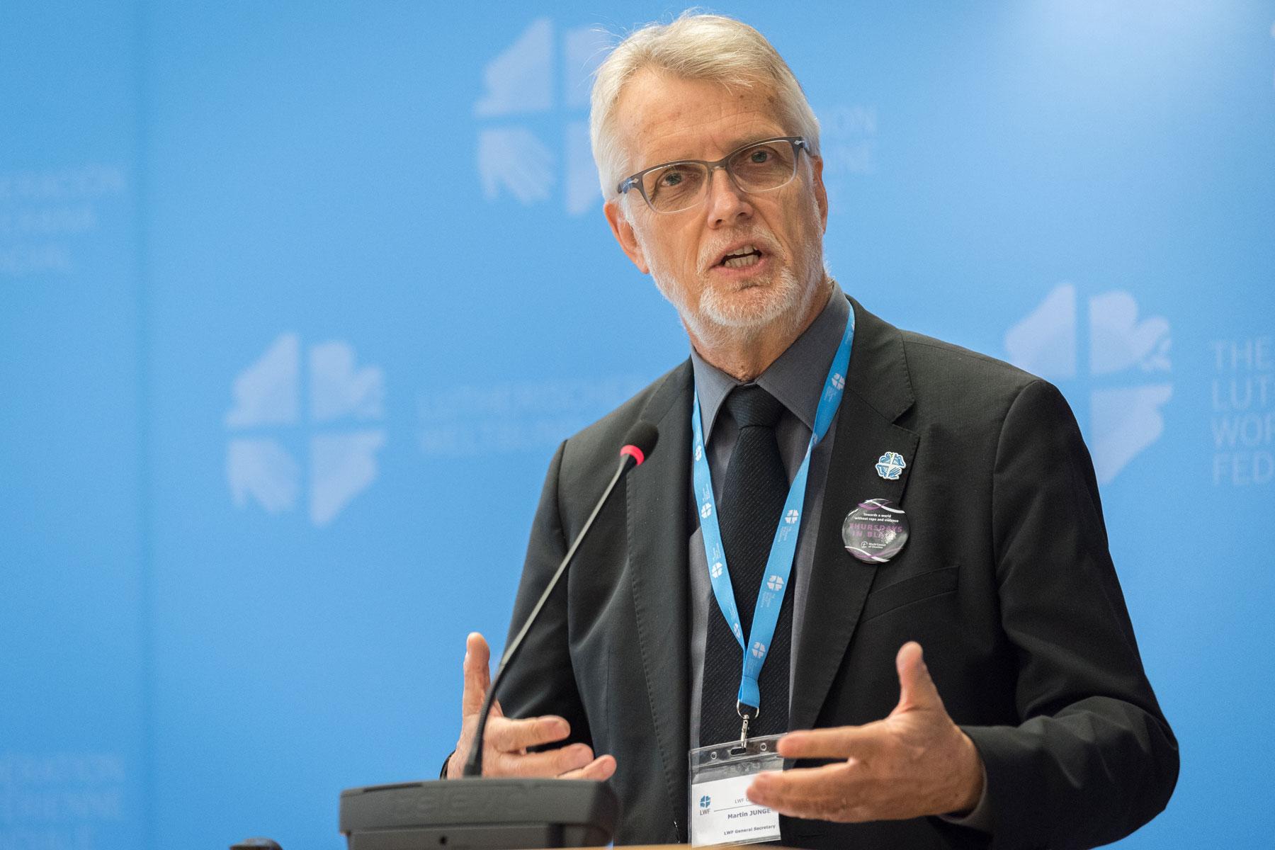 LWB-Generalsekretär Martin Junge legt dem LWB-Rat auf seiner Tagung 2019 seinen Bericht vor. Foto: LWB/Albin Hillert