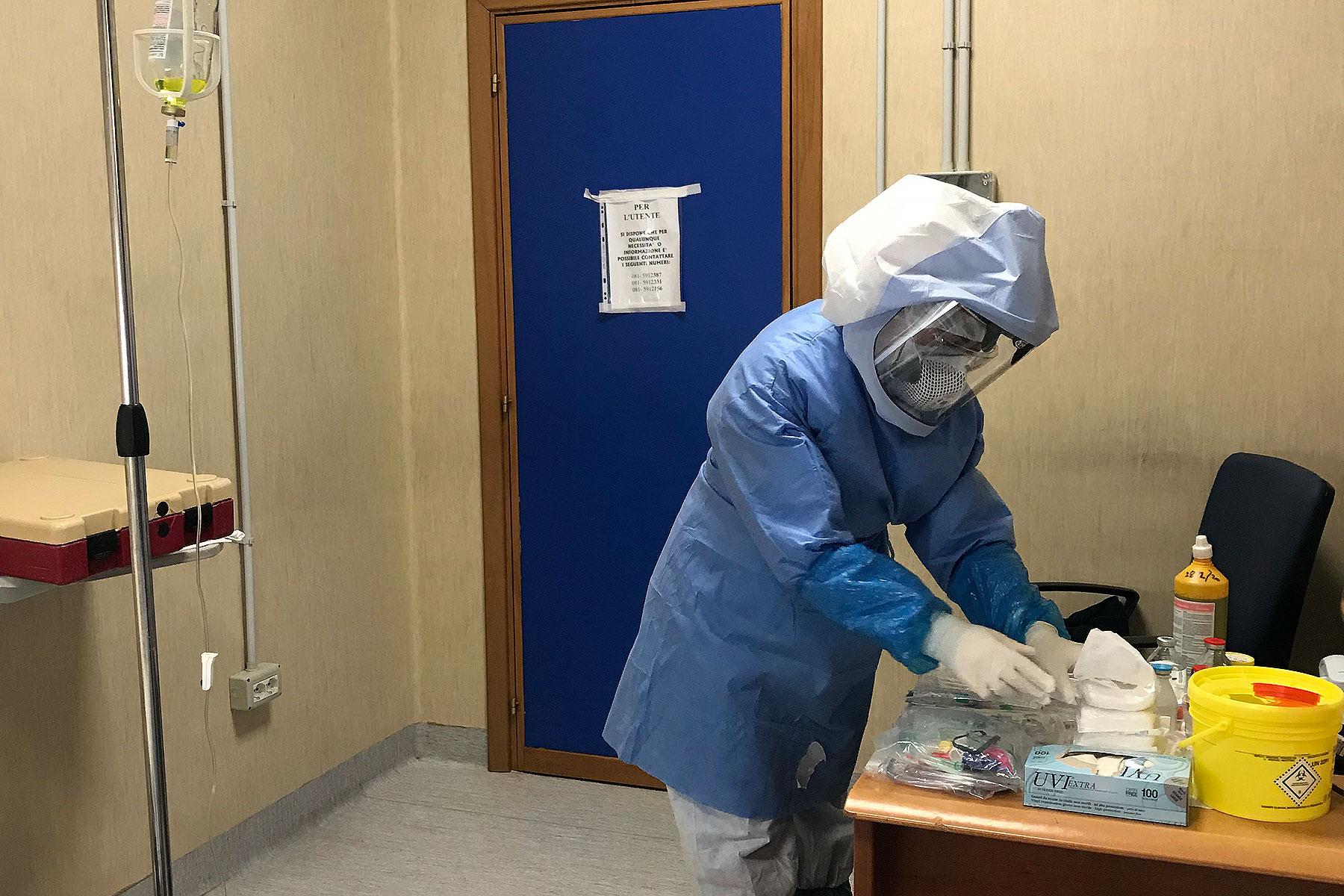 Eine Krankenschwester im Krankenhaus „Ospedale Evangelico Betania“ trägt Schutzkleidung, um gegen die Ausbreitung des Coronavirus COVID-19 anzukämpfen. Foto: Brandmaker