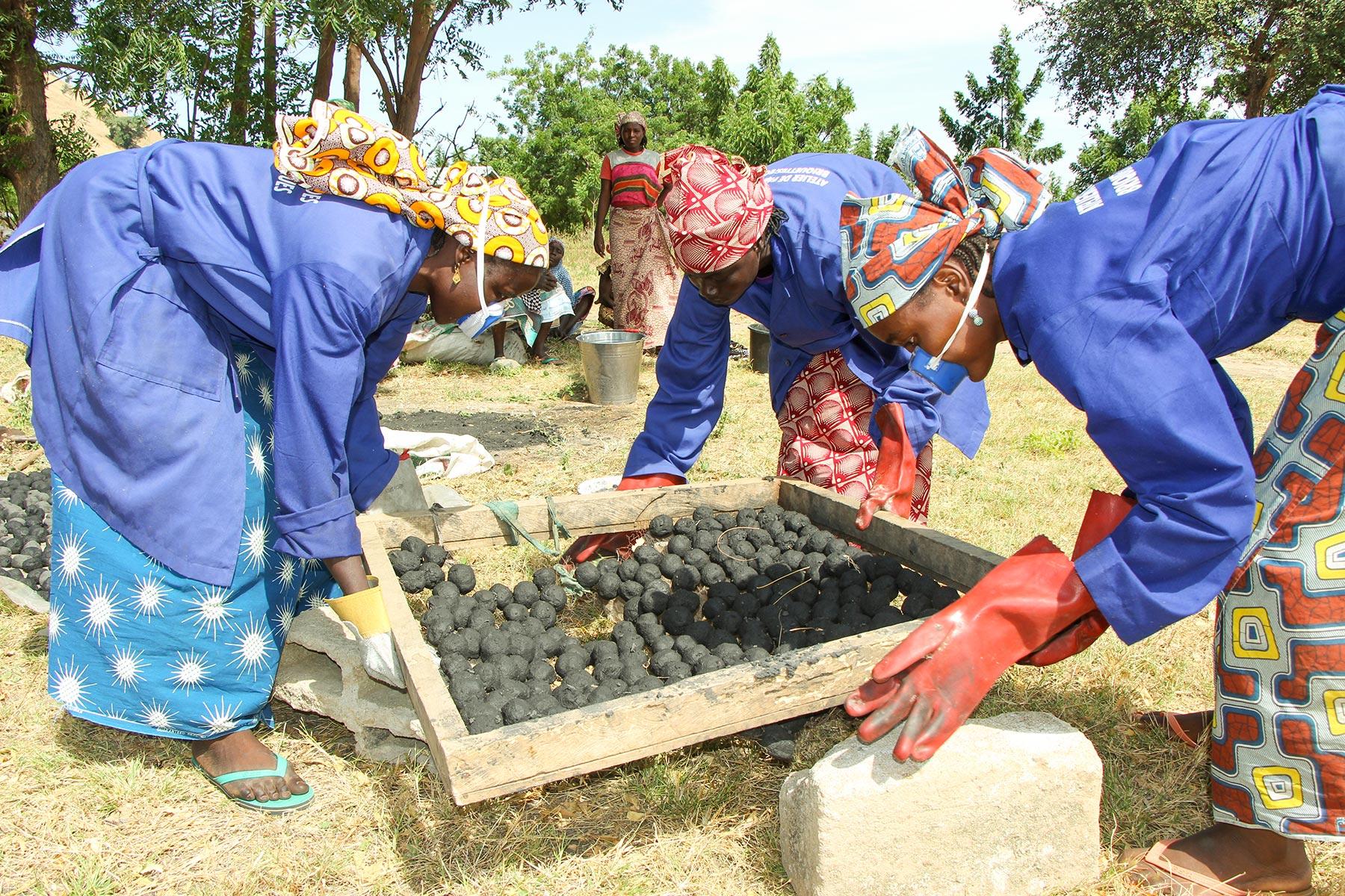 Frauen im kamerunischen Flüchtlingslager Minawao stellen ökologische Holzkohle her. Foto: Notang TOUKAP Justin