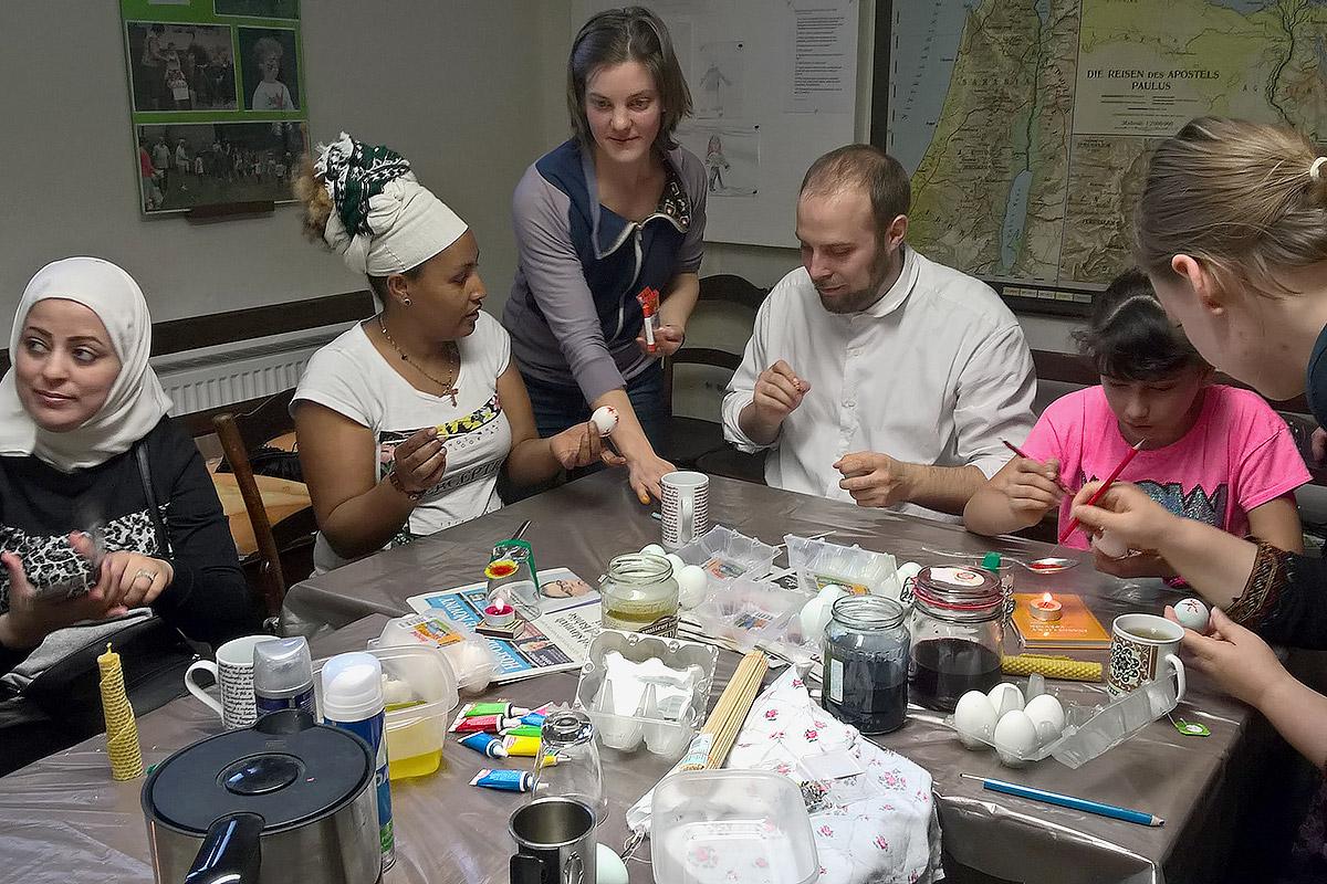 Migrants and Czech citizens share different customs during a workshop run by Czech diaconia. Photo: Diakonie ÄCE 