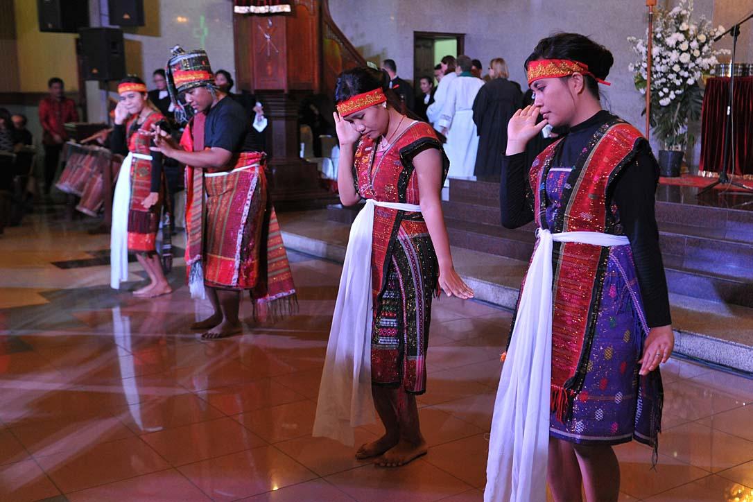 A Batak group performs a traditional dance showing the confession of sins. Photo: LWF/M. Renaux