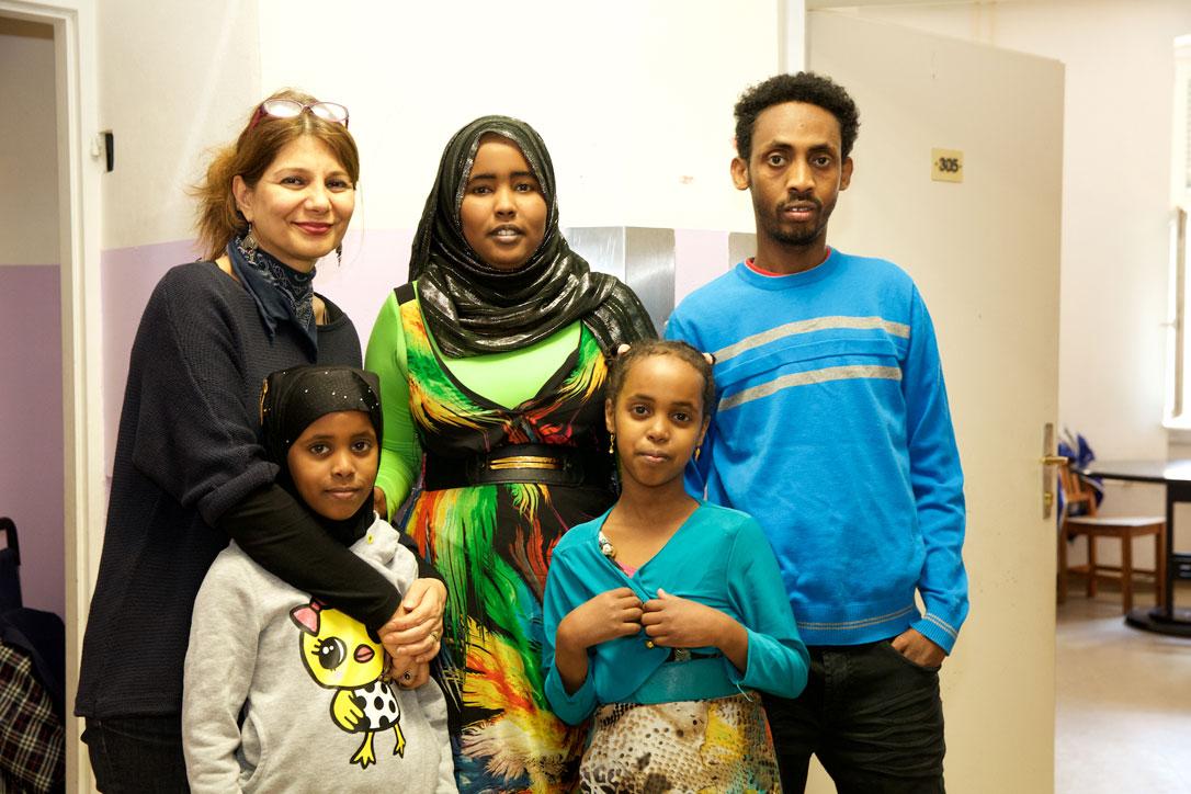 Flüchtlingsfamilie mit Betreuerin, links, im Flüchtlingshaus Rossauer Lände in Österreich. Foto: Diakonie Flüchtlingsdienst Österreich/Nadja Meister
