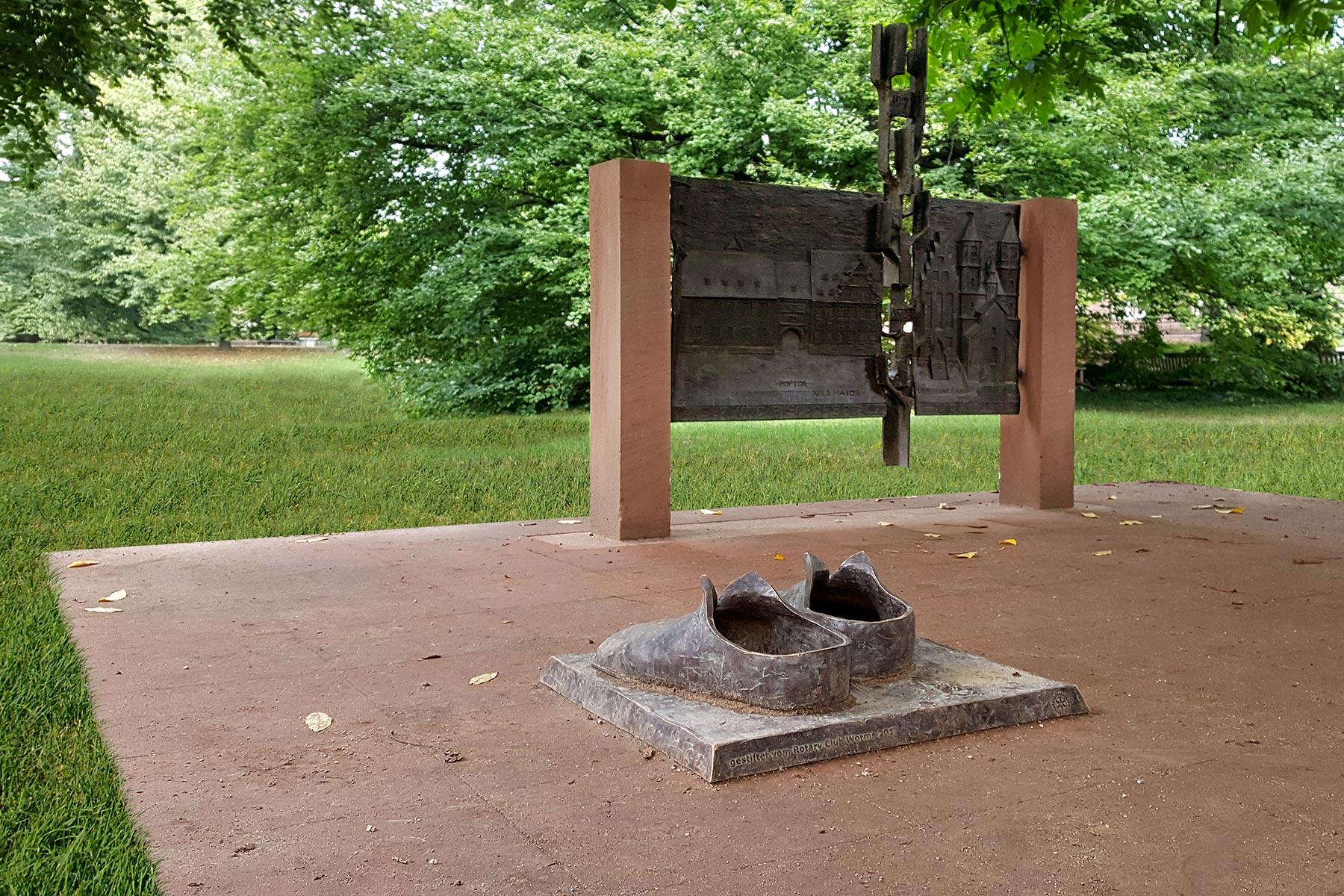 Die „Großen Schuhe Luthers“ ist der Name eines Gedenkorts in Worms zu Ehren des Reformators Martin Luther. Foto: Eichfelder