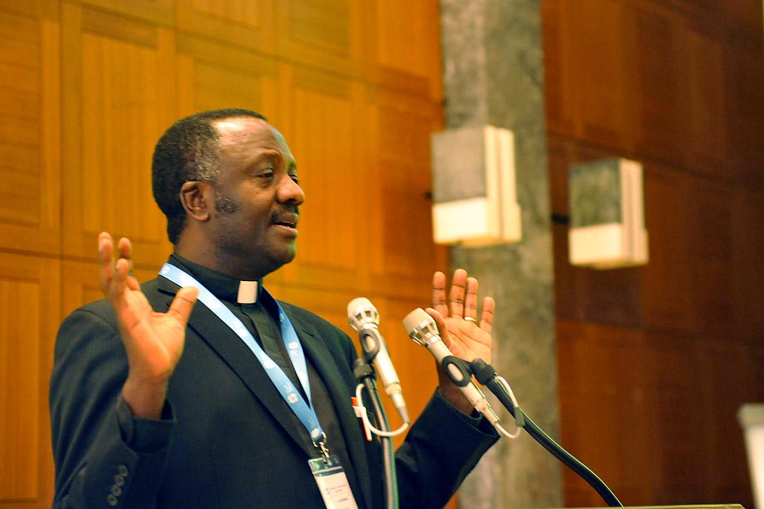 Rev. Dr Fidon Mwombeki, director of the LWF Department for Mission and Development, presents a 70-year trajectory of mission thinking and activities in the LWF, during the Consultation on Contemporary Mission in Global Christianity in Geneva. Photo: LWF/S. Gallay