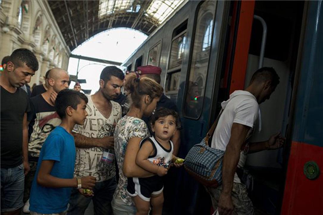 Flüchtlinge im Bahnhof Keleti in Budapest, Ungarn steigen in einen Zug nach Nordeuropa. Foto: MTI