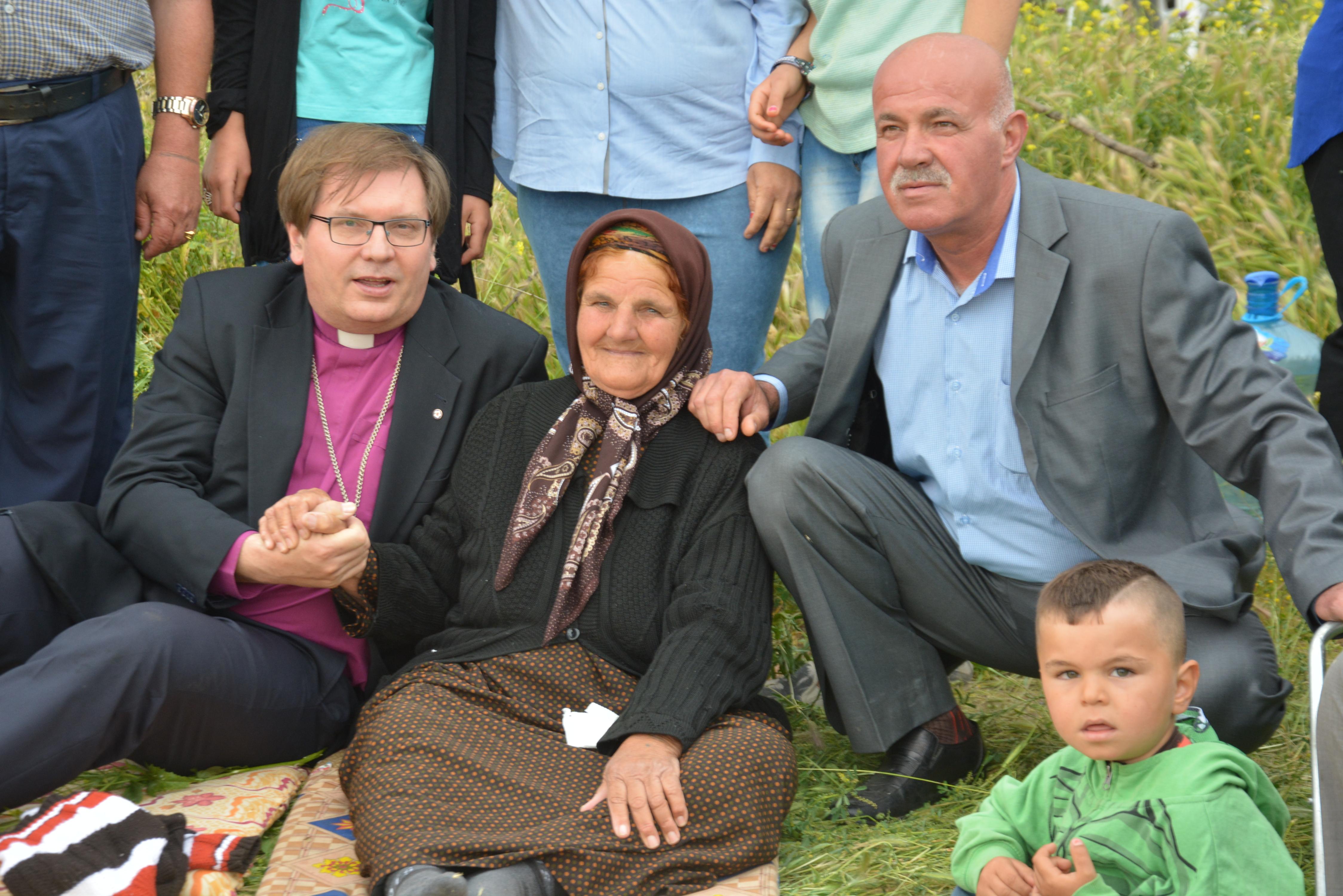Eine Delegation von Hungarian Interchurch Aid besuchte gemeinsam mit LWB-Personal das Flüchtlingslager Davudiya bei Dohuk (Nordirak), wo über 700 christliche, jesidische und muslimische Familien leben. Foto: Norddiözese, Evangelisch-Lutherische Kirche in Ungarn