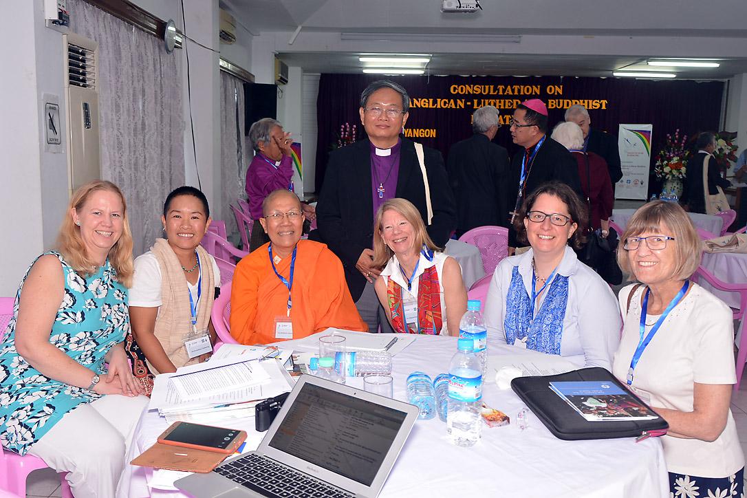 Teilnehmende an der Konsultation in Myanmar, die den positiven Austausch zwischen den beiden Religionen hervorheben will. Foto: Anglikanische Kirche