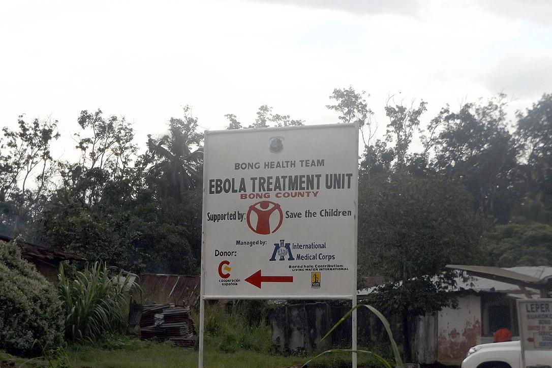 Hinweisschild für das neu eröffnete Ebolabehandlungszentrum in der Nähe des Krankenhauses Phebe. Foto: LKL
