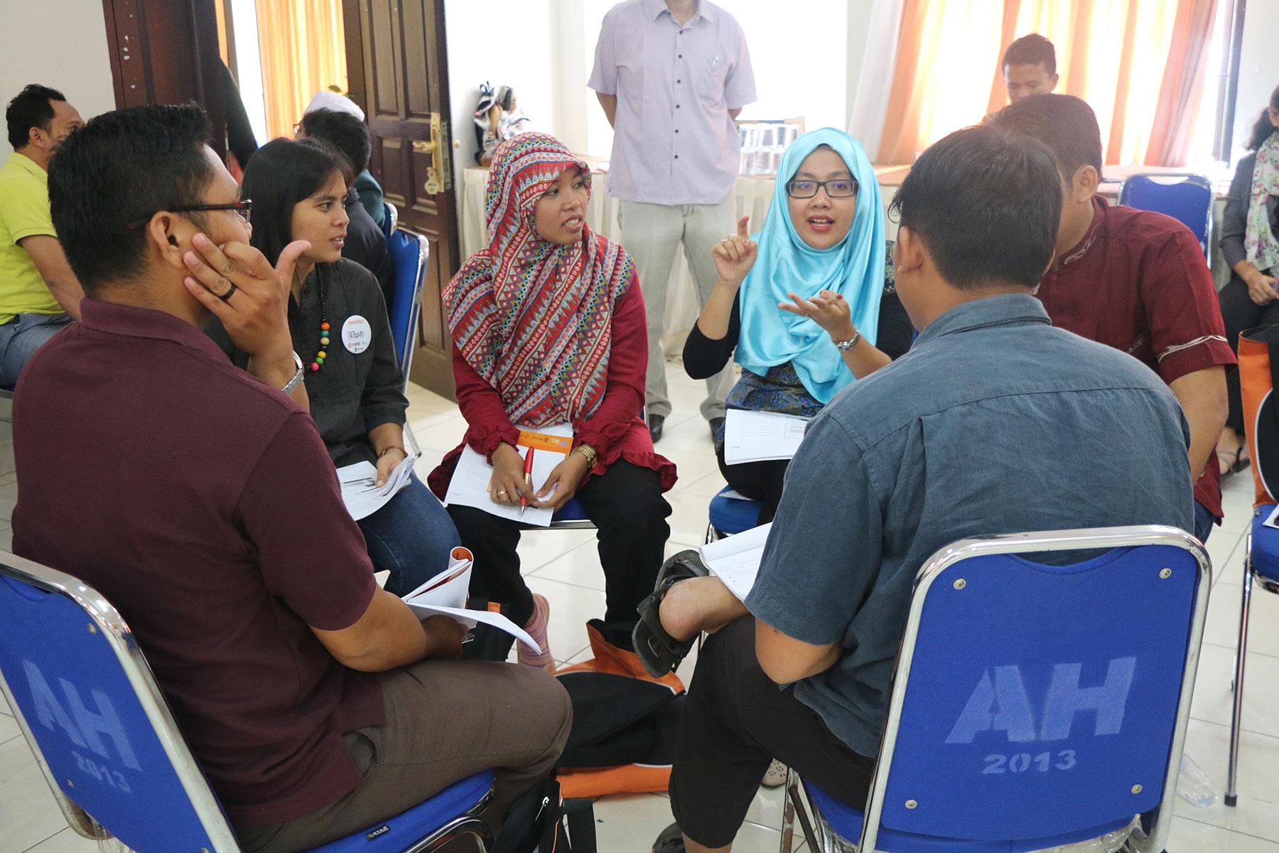 Junge Menschen christlichen und islamischen Glaubens nehmen in Medan, Indonesien, an einem Training für interreligiöses Engagement teil. Foto: A. Yaqin
