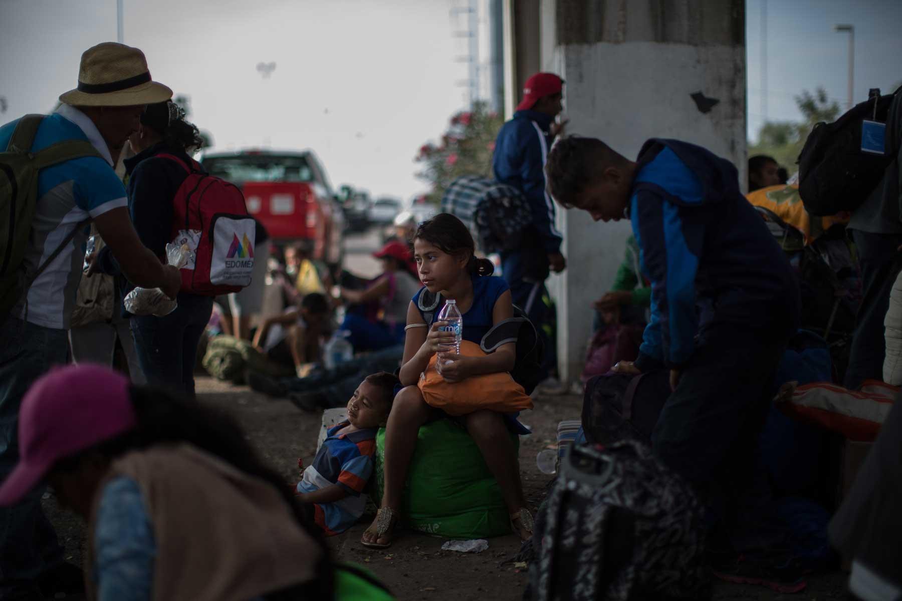 Migrantinnen und Migranten aus Mittelamerika im November 2018 an der mexikanisch/US-amerikanischen Grenze. Viele von ihnen waren zu diesem Zeitpunkt schon 22 Stunden oder länger zu Fuß unterwegs. Foto: LWB/Sean Hawkey